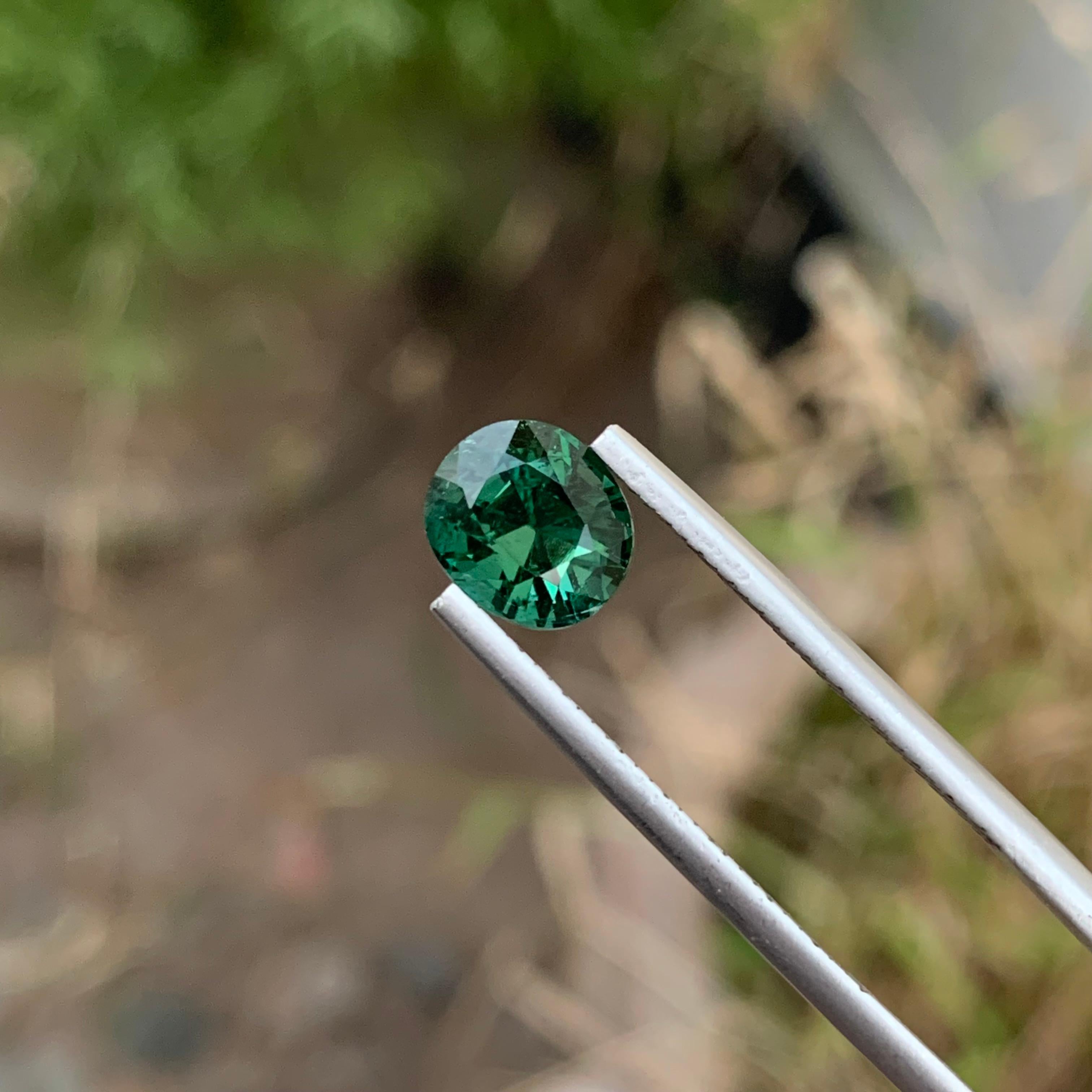 Tourmaline verte naturelle non sertie de 2,05 carats de forme ovale pour la fabrication de bijoux  en vente 1