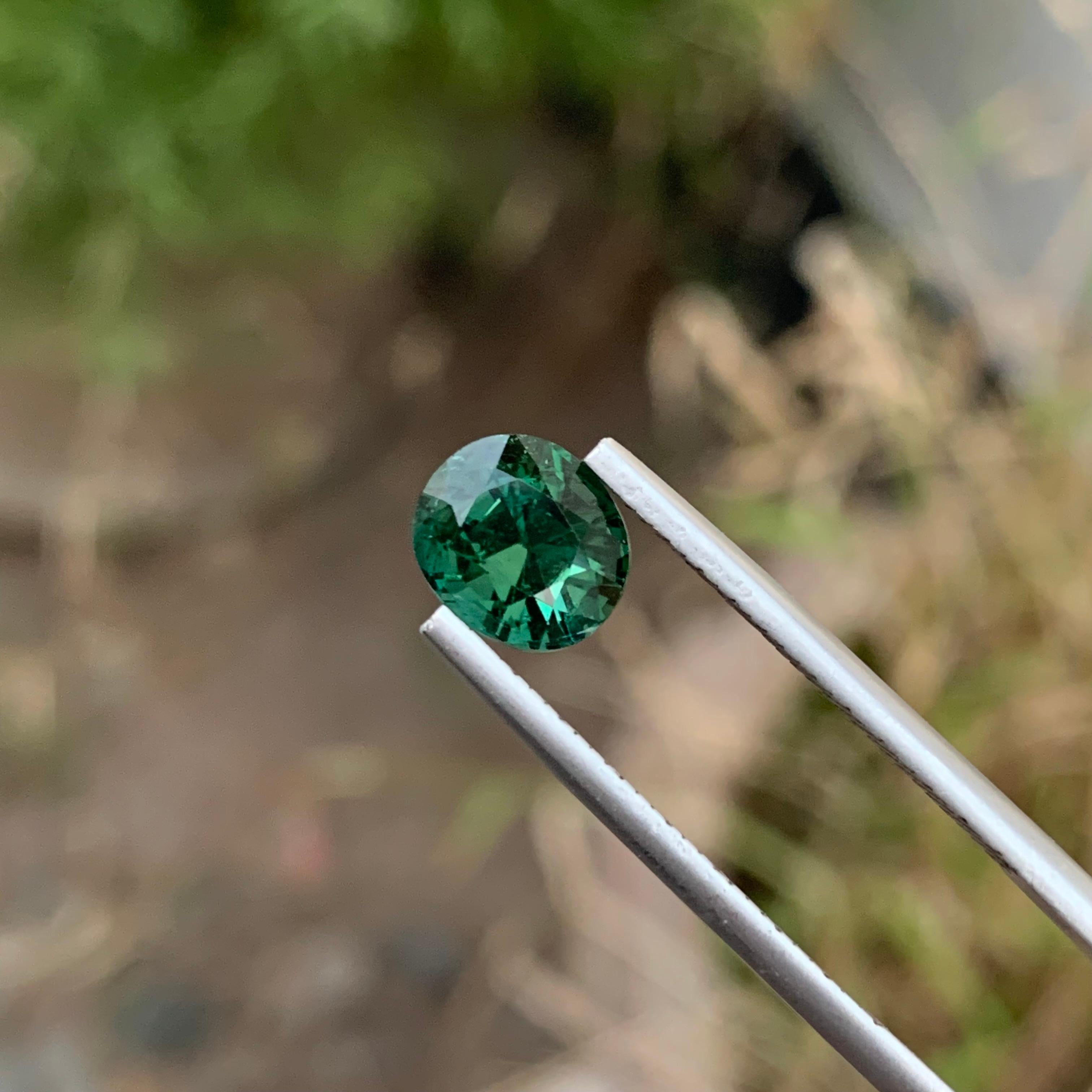 Tourmaline verte naturelle non sertie de 2,05 carats de forme ovale pour la fabrication de bijoux  en vente 2