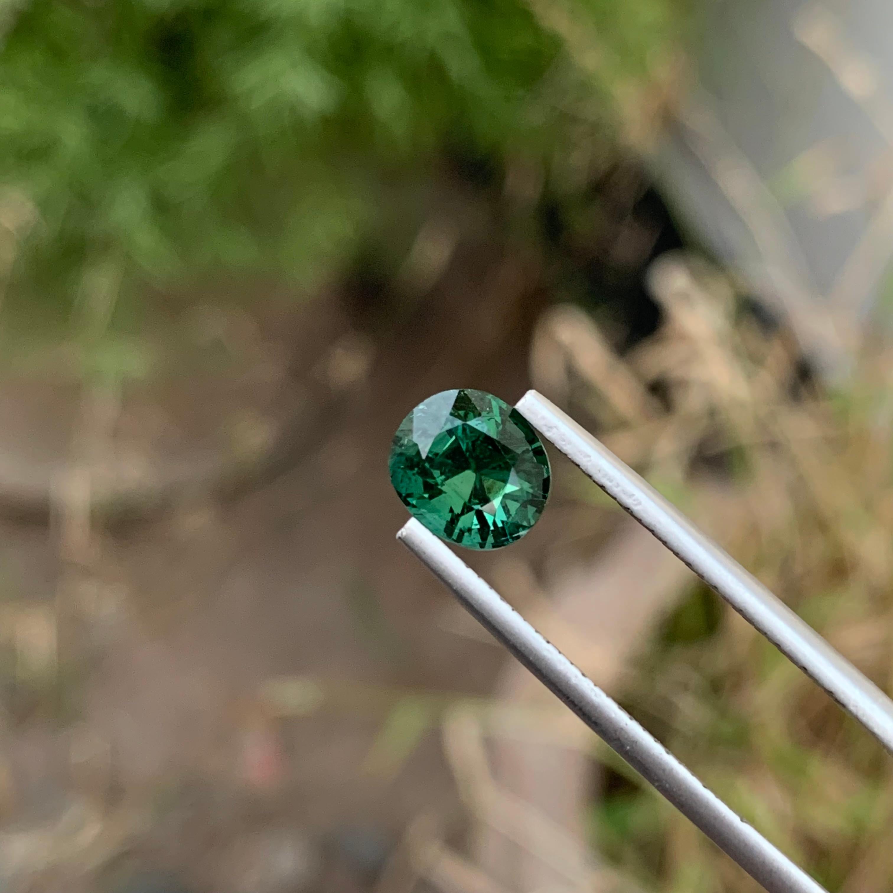 Tourmaline verte naturelle non sertie de 2,05 carats de forme ovale pour la fabrication de bijoux  en vente 3