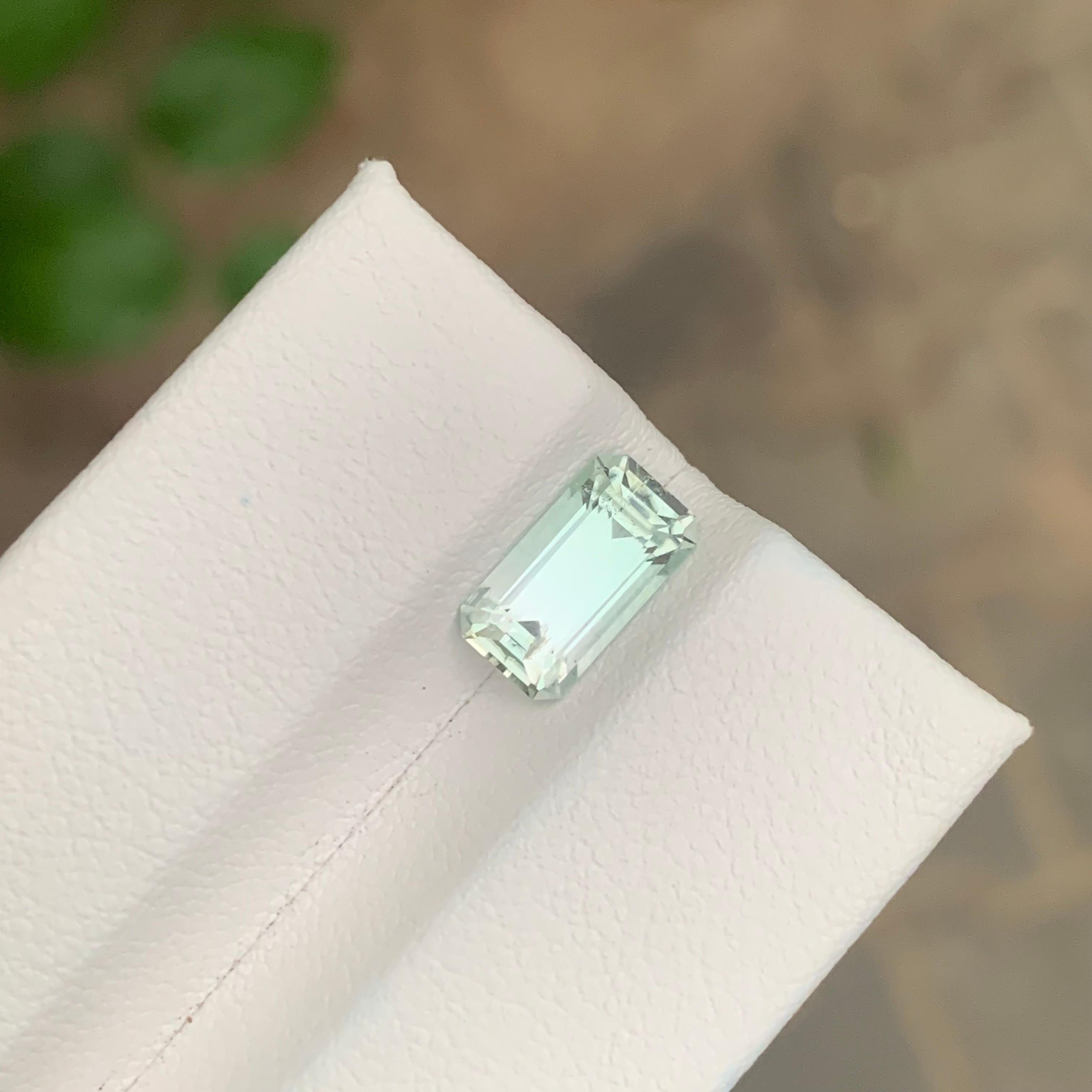 Arts and Crafts 2.05 Carat Natural Loose Light Mint Tourmaline Emerald Shape Gemstone (pierre précieuse en forme d'émeraude) en vente
