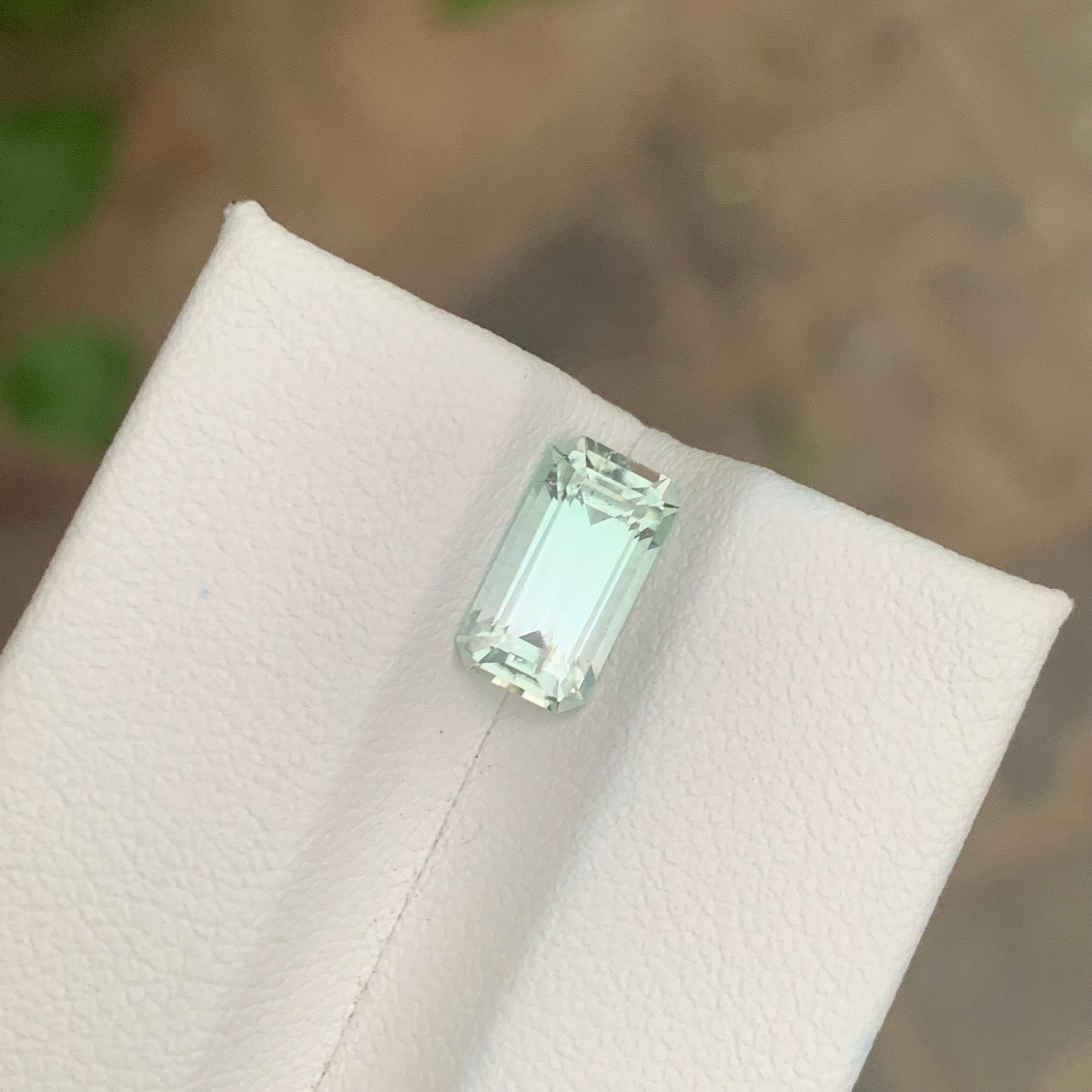 Taille émeraude 2.05 Carat Natural Loose Light Mint Tourmaline Emerald Shape Gemstone (pierre précieuse en forme d'émeraude) en vente