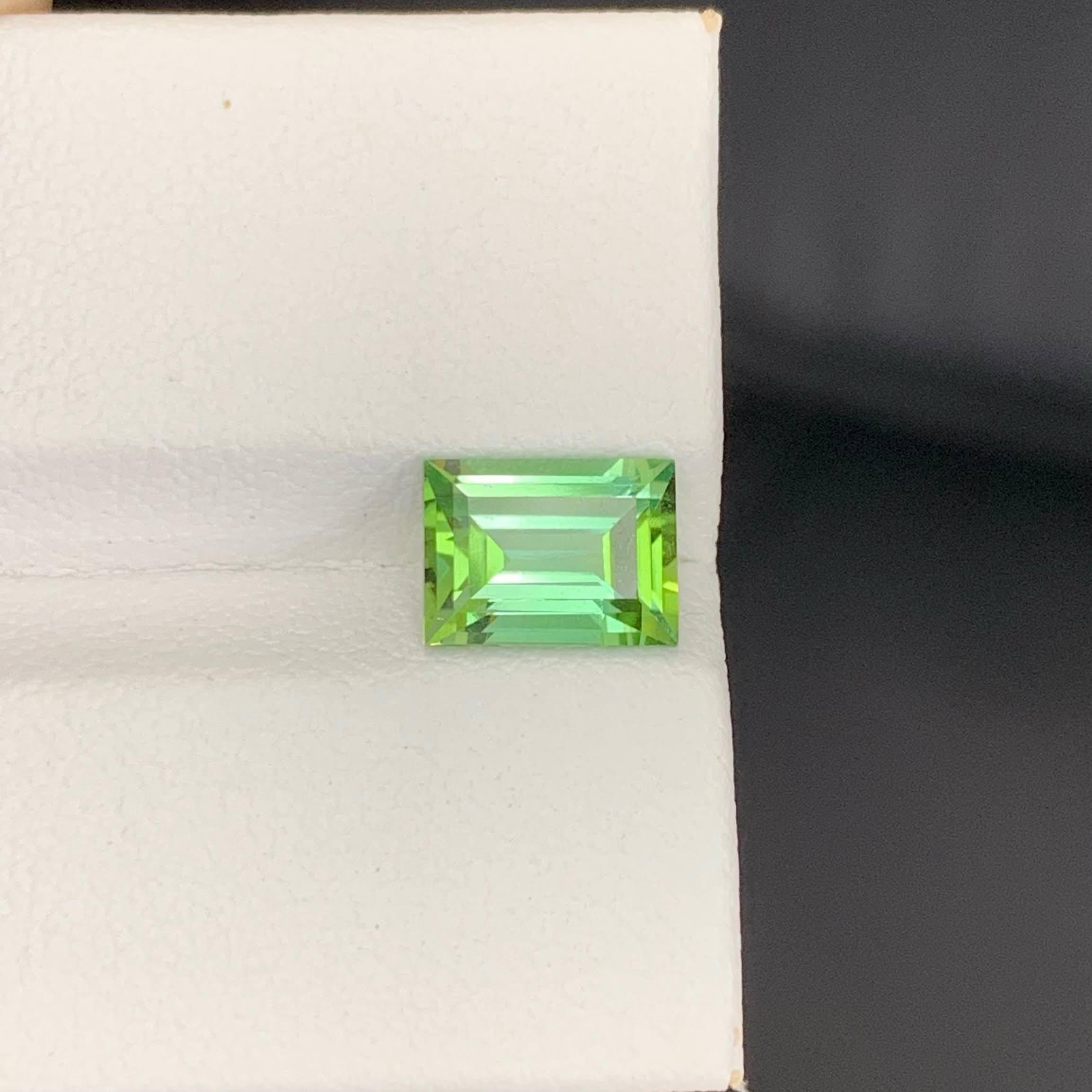 Poids 2,05 carat 
Dimensions 8.5x6.3x4.5mm
Traitement Aucun 
Origine afghane 
Clarity Eye Clean 
Forme Coupe Baguette 




Cette tourmaline vert menthe de 2,05 carats provenant d'Afghanistan présente une teinte vert pastel rafraîchissante, à la fois
