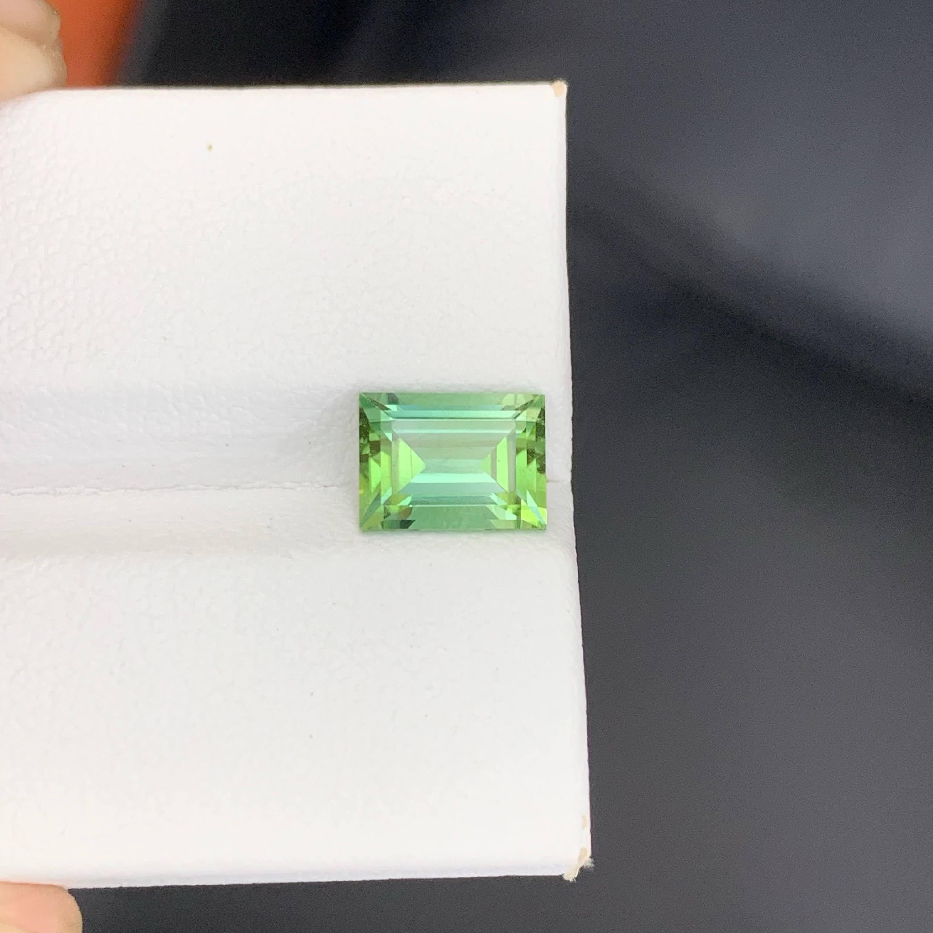 Moderne 2.05 Carat Natural Loose Mint Green Tourmaline Baguette Cut Afghan Gemstone (pierre précieuse afghane) en vente