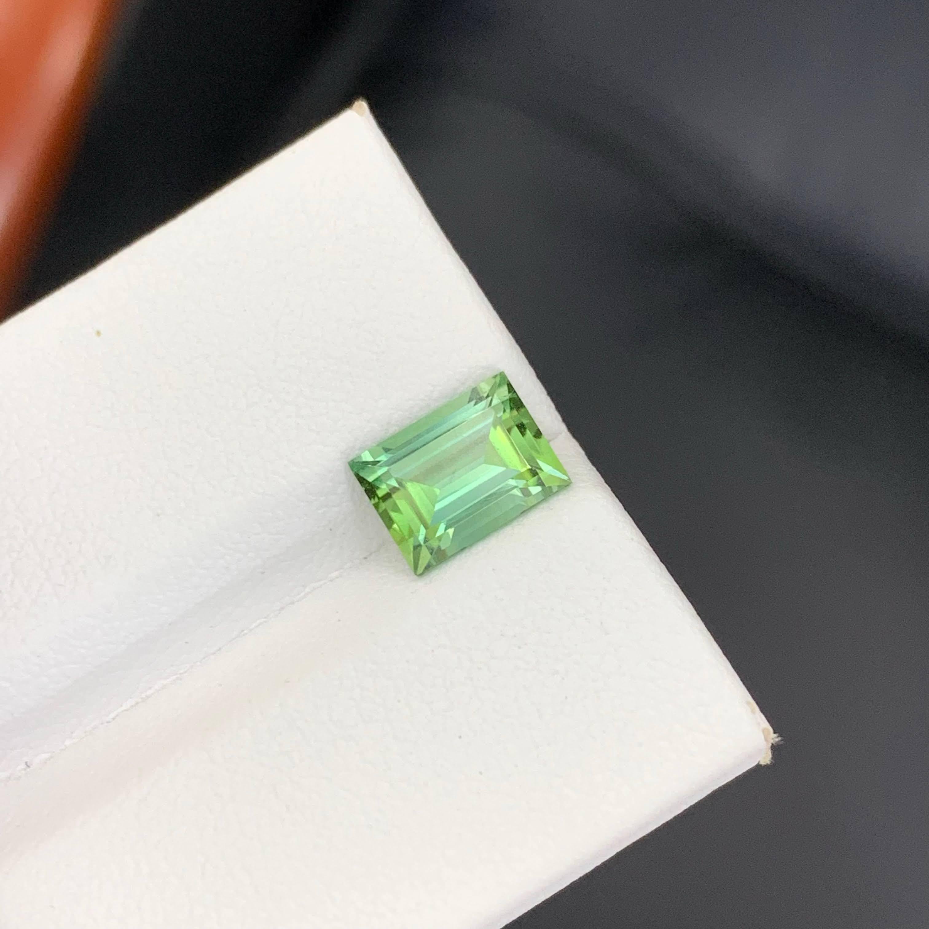Taille baguette 2.05 Carat Natural Loose Mint Green Tourmaline Baguette Cut Afghan Gemstone (pierre précieuse afghane) en vente