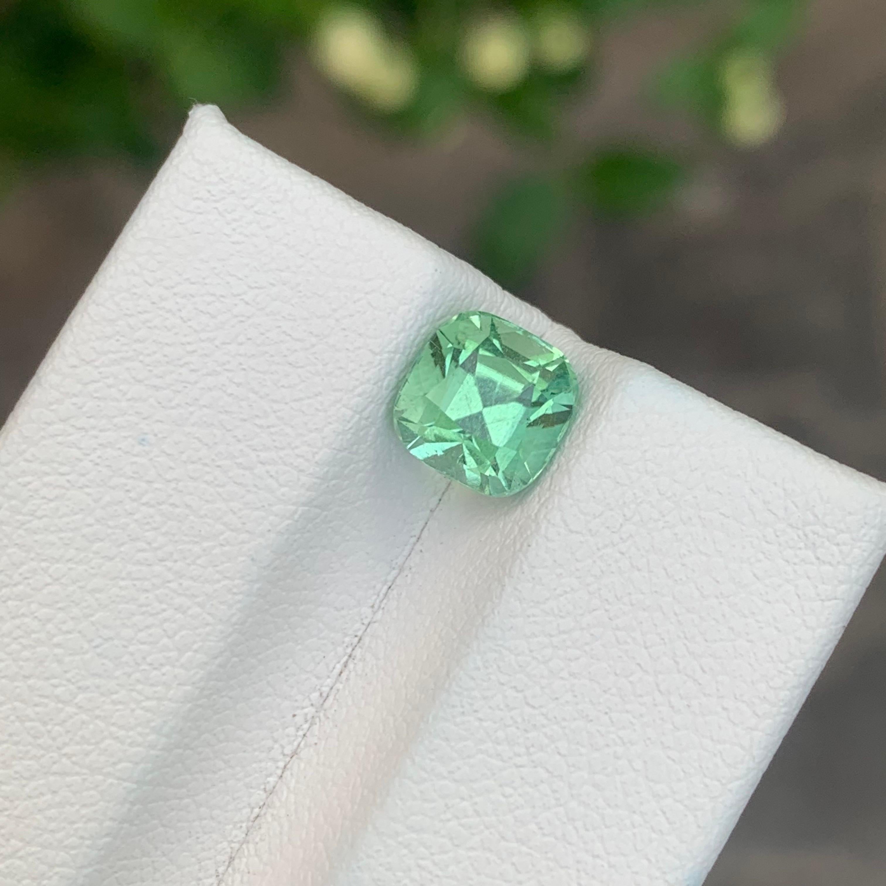 Arts and Crafts 2.05 carati di tormalina verde menta naturale sfusa a forma di cuscino in vendita