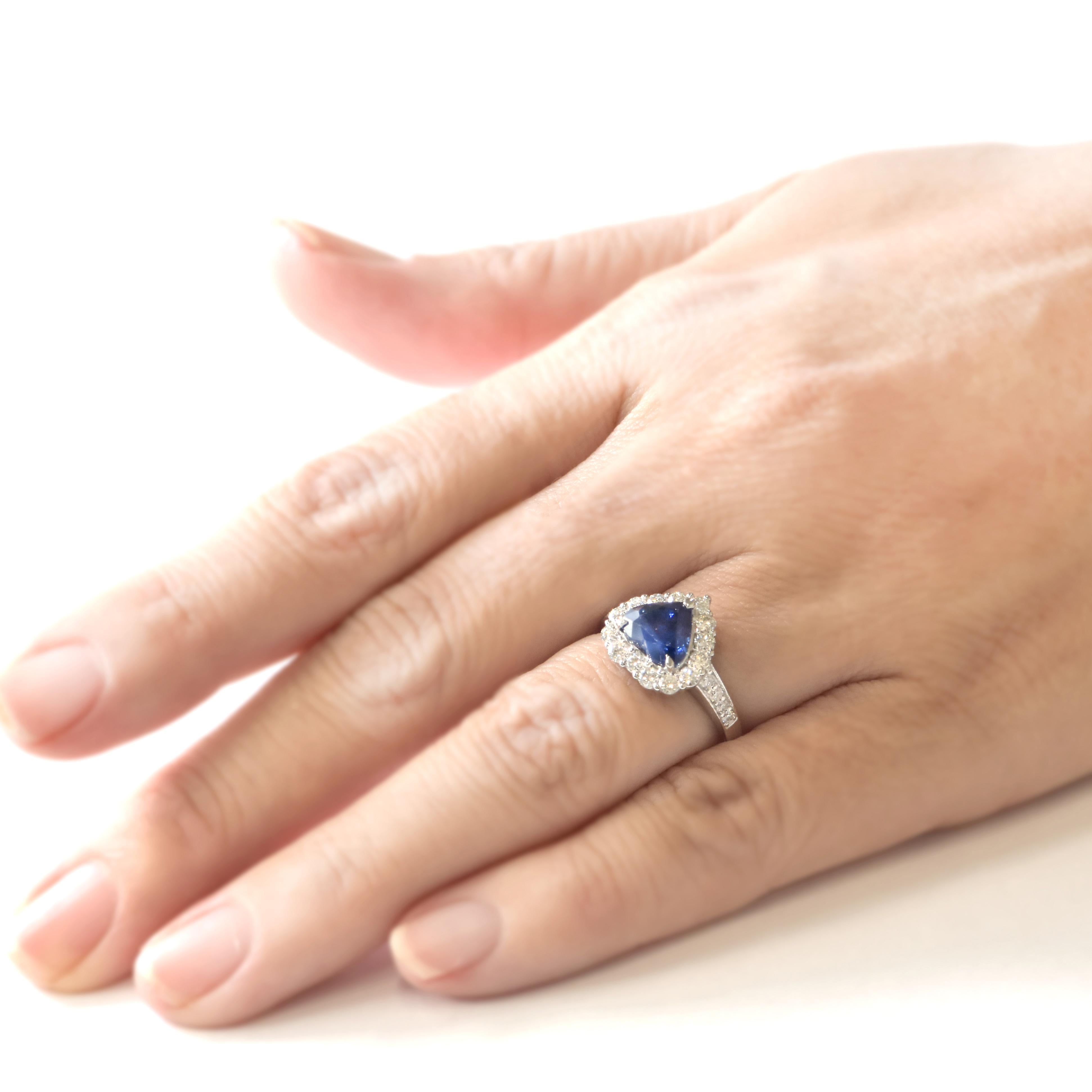 2.05 Carat Natural Sapphire and Diamond Ring Made in Platinum For Sale 1