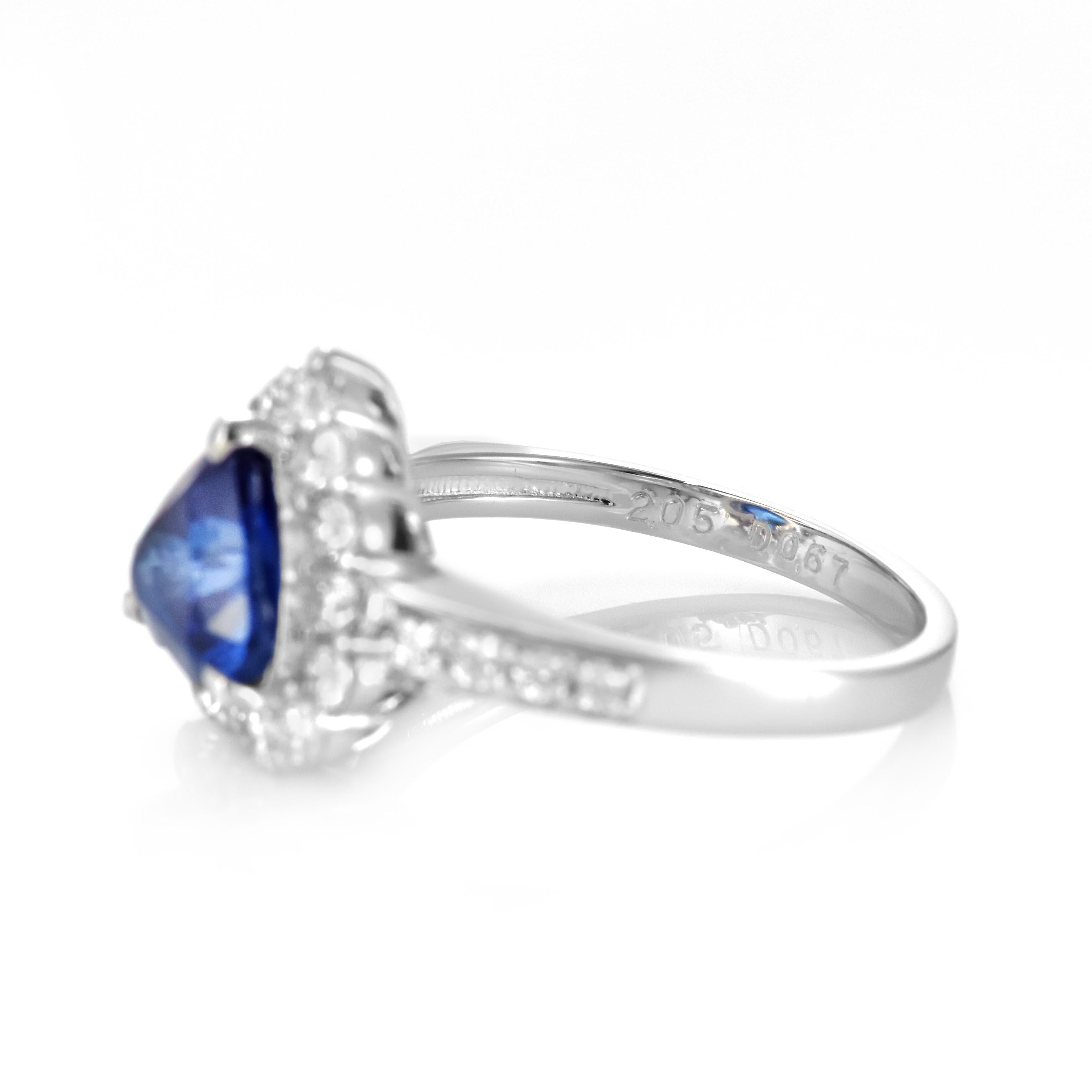 2.05 Carat Natural Sapphire and Diamond Ring Made in Platinum For Sale 2