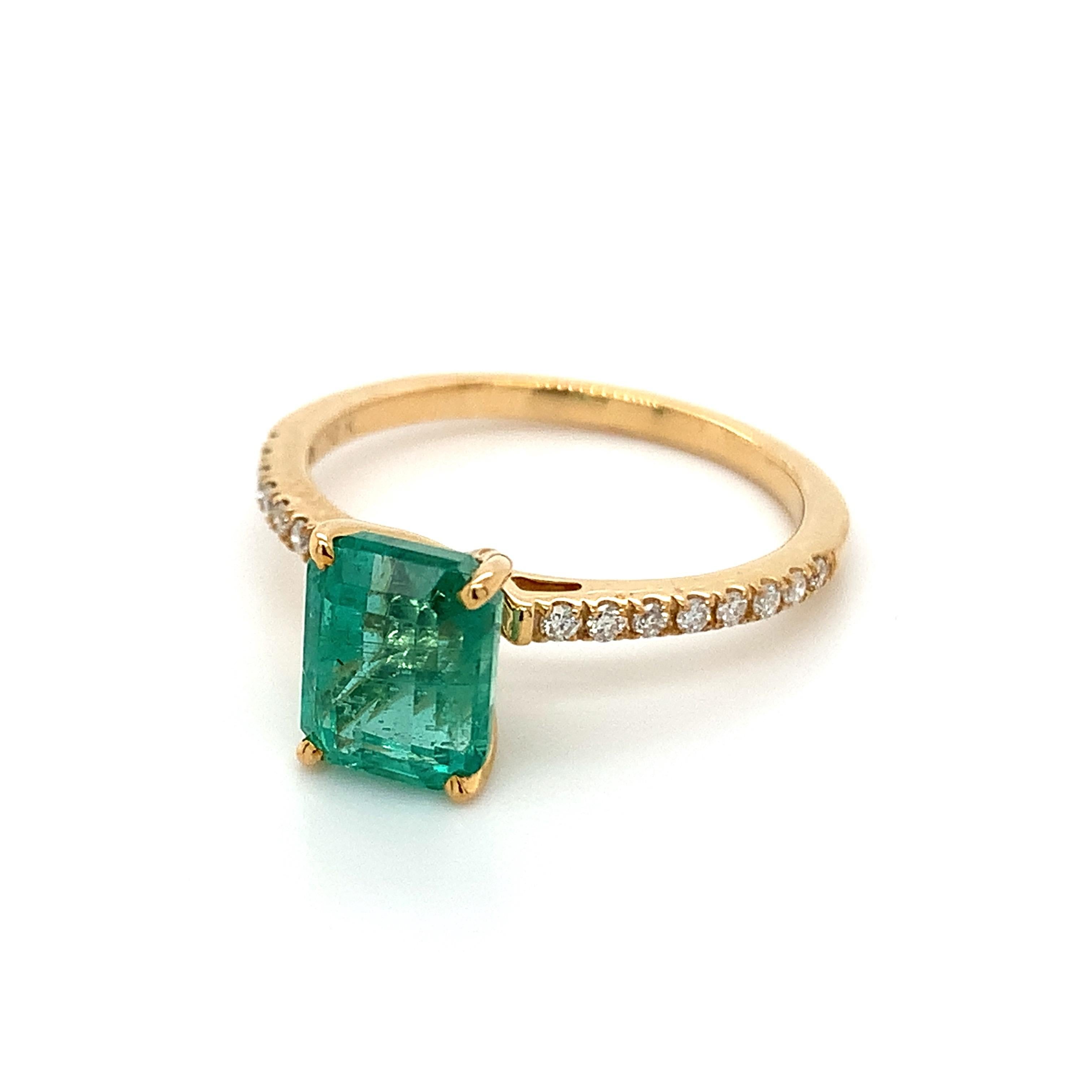 Moderne 2.05 Carat Octagon Cut Emerald Ring with Diamonds in 10k Yellow Gold (bague en or jaune 10k) en vente