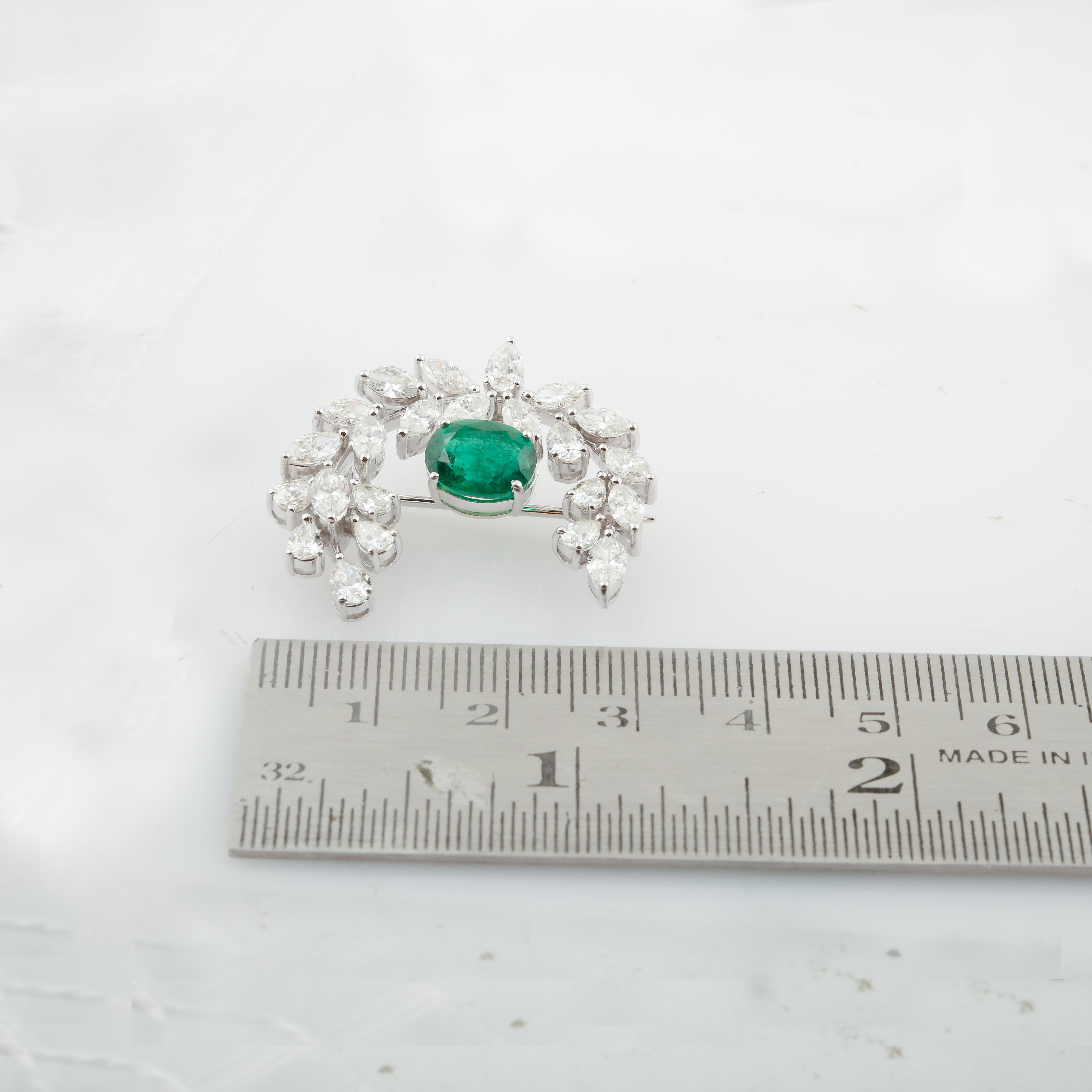 Taglio ovale Spilla con smeraldo ovale da 2,05 carati Ciondolo a forma di pavone in oro bianco 18 carati Diamante da 3,40 carati in vendita