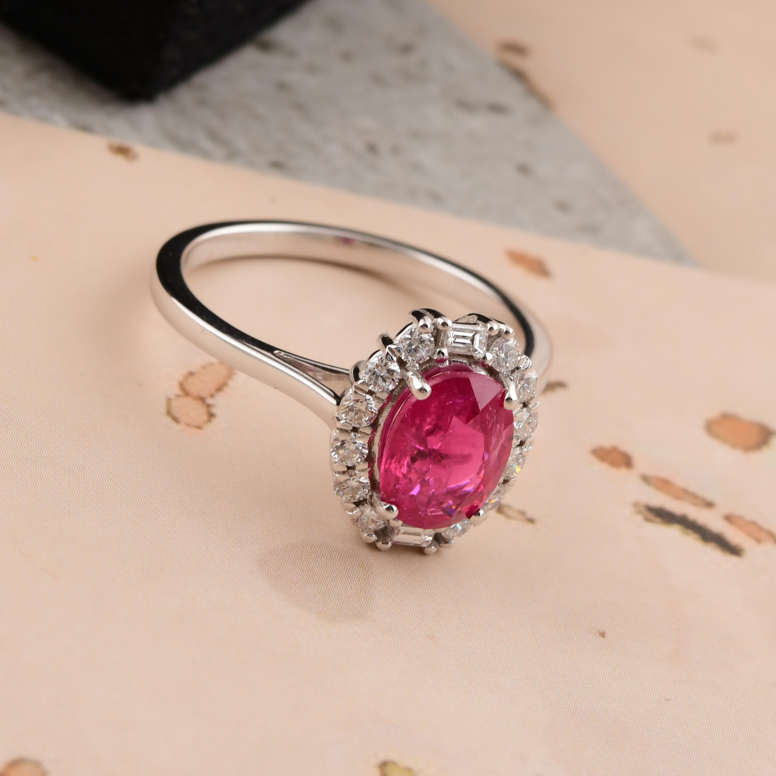 2,05 Karat Oval Rubin Edelstein Ring 0,32 Karat SI/H Diamant 18 Karat Weißgold (Moderne) im Angebot