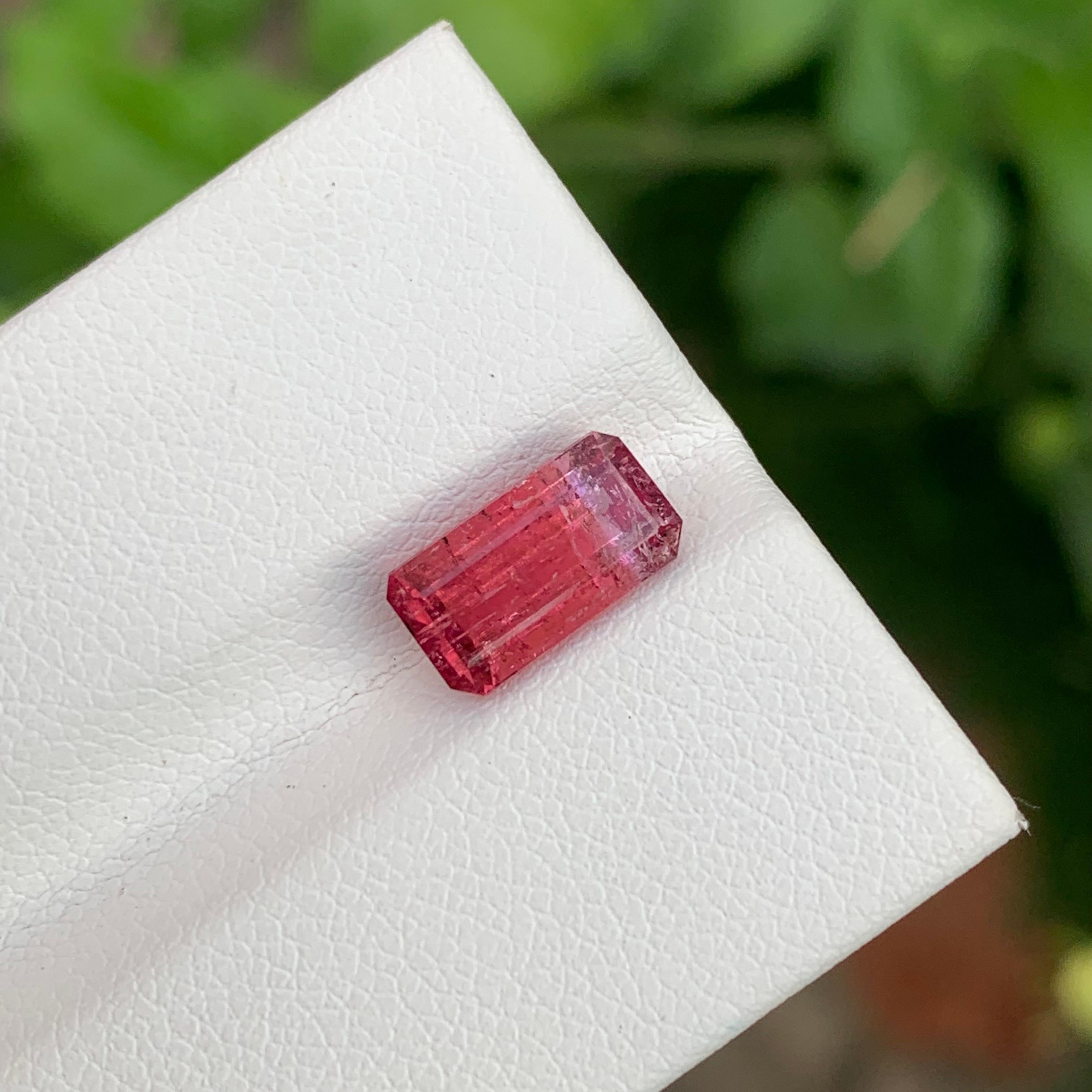 Lose Rubellit Turmalin

Gewicht: 2,05 Karat
Abmessung: 9.6 x 5.2 x 4.6 Mm
Herkunft: Afghanistan
Die Form: Smaragd
Farbe: Rosa
Zertifikat: Auf Anfrage

Der Rubellit-Turmalin, der in der Welt der Edelsteine oft als 