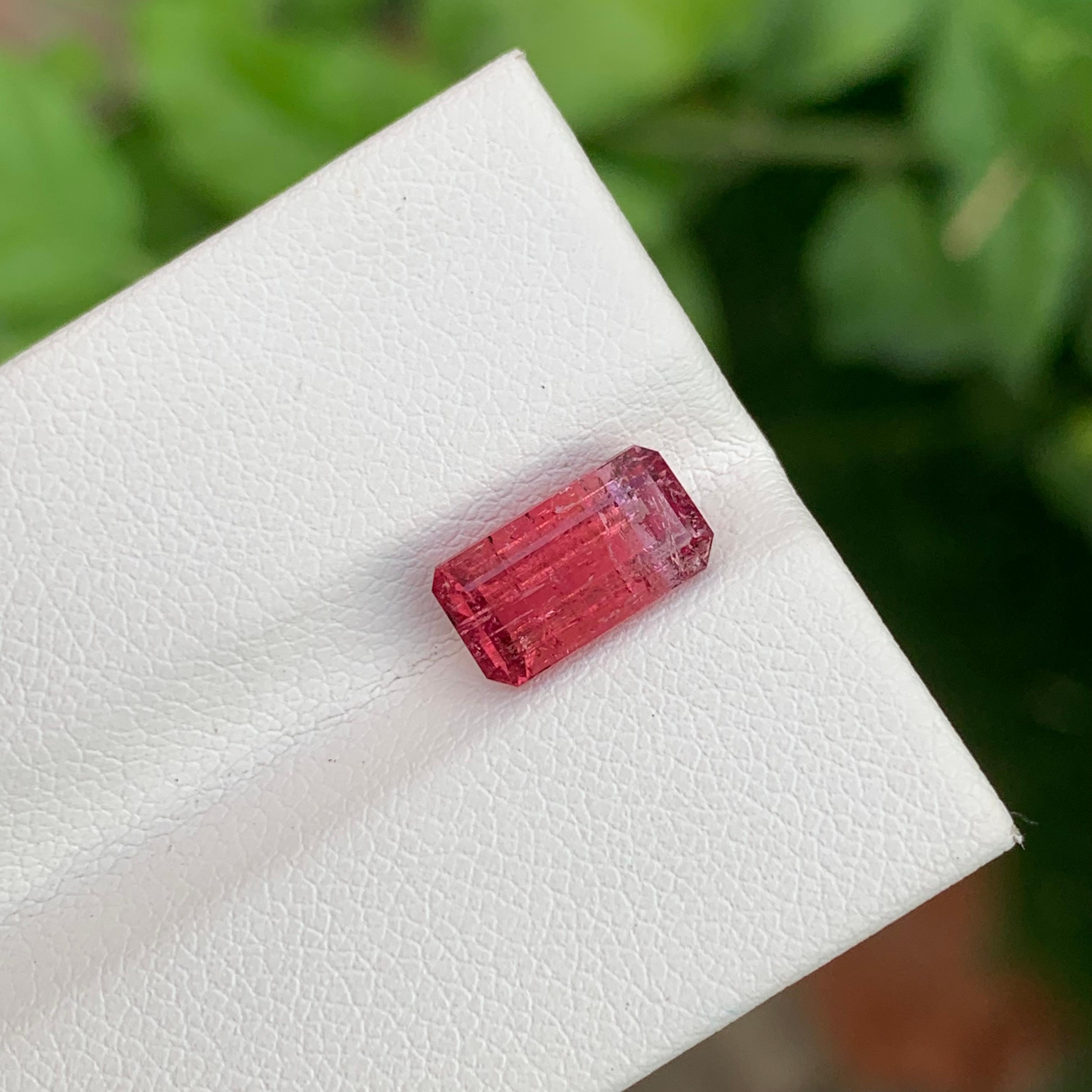 2,05 Karat hübscher loser Rubellit-Turmalin in Smaragdform für Schmuck (Arts and Crafts) im Angebot