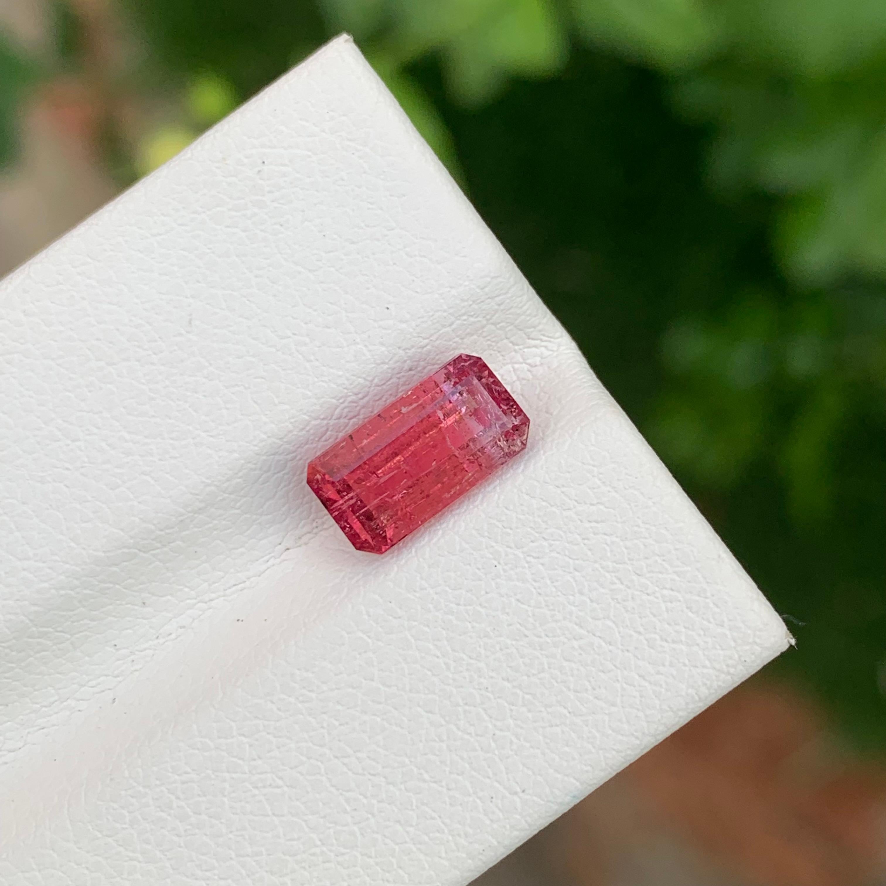 2,05 Karat hübscher loser Rubellit-Turmalin in Smaragdform für Schmuck (Smaragdschliff) im Angebot