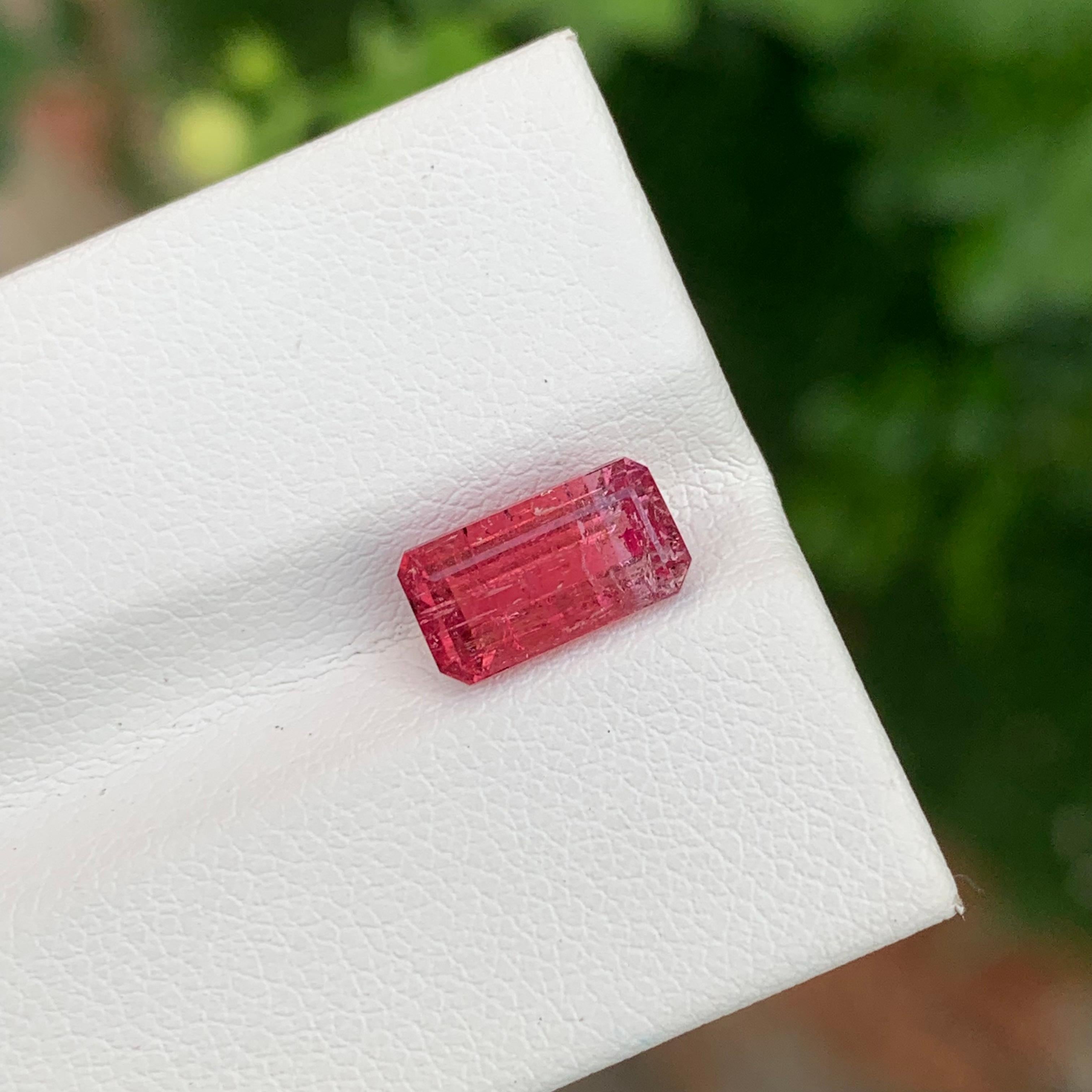 2,05 Karat hübscher loser Rubellit-Turmalin in Smaragdform für Schmuck im Zustand „Neu“ im Angebot in Peshawar, PK