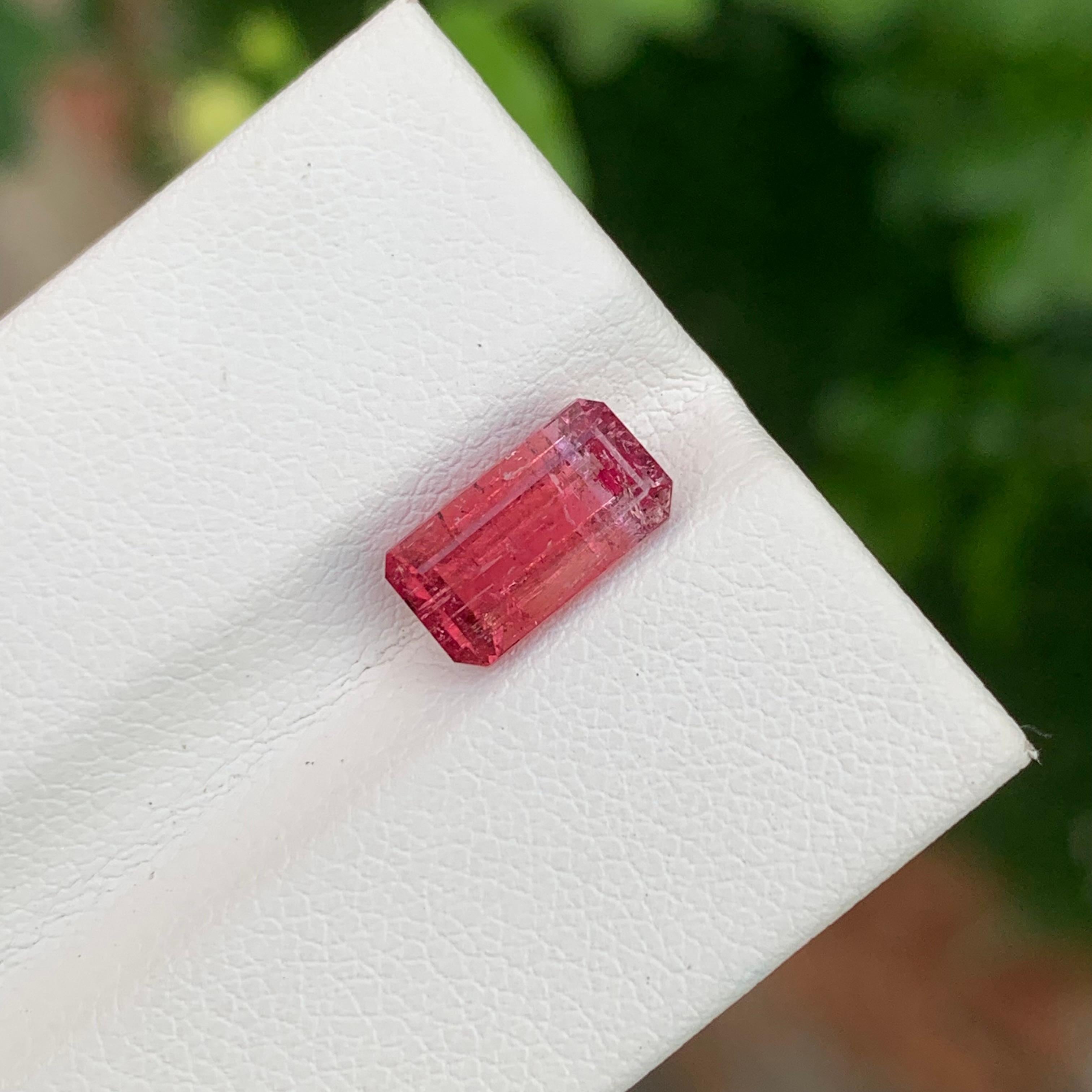 2,05 Karat hübscher loser Rubellit-Turmalin in Smaragdform für Schmuck für Damen oder Herren im Angebot