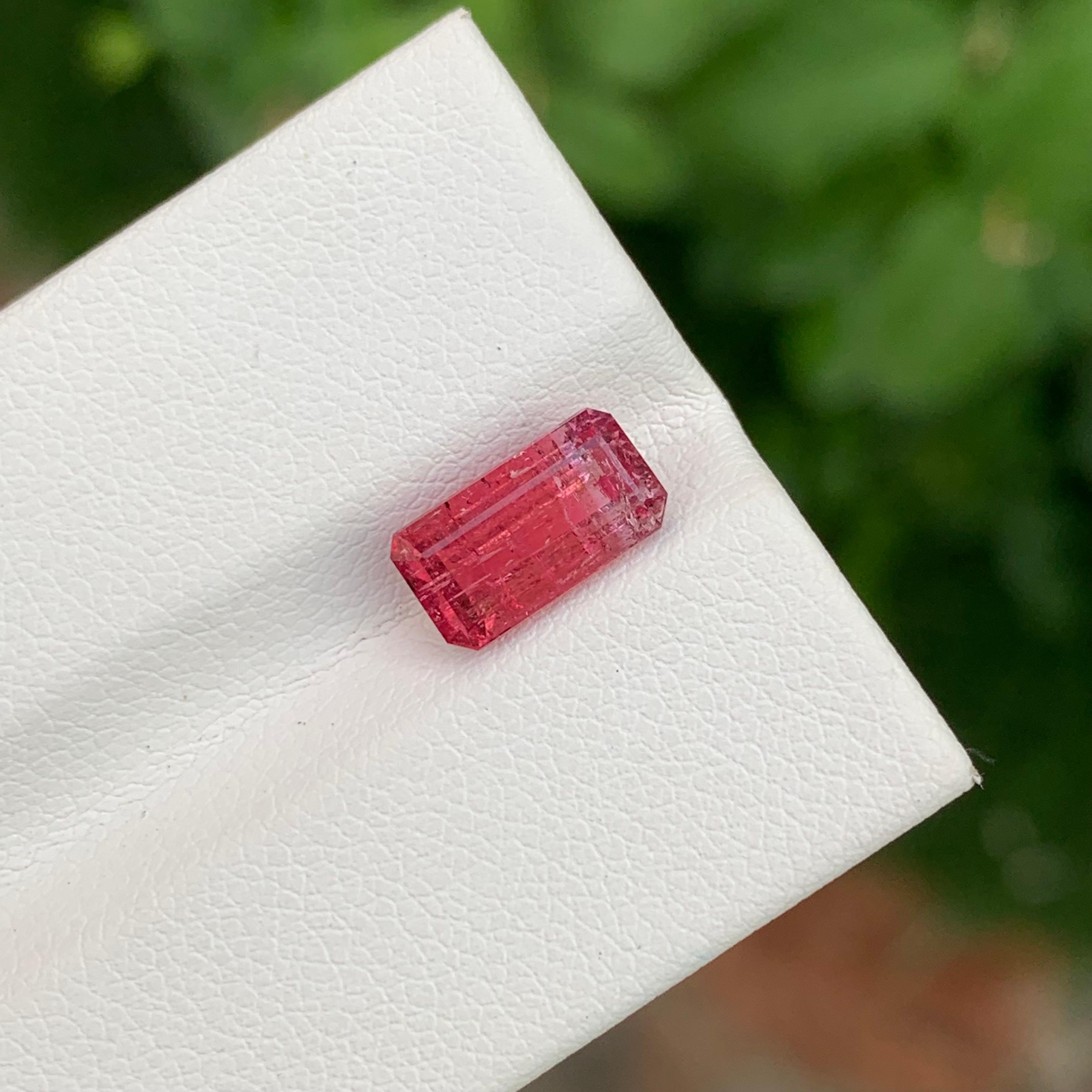 2,05 Karat hübscher loser Rubellit-Turmalin in Smaragdform für Schmuck im Angebot 1