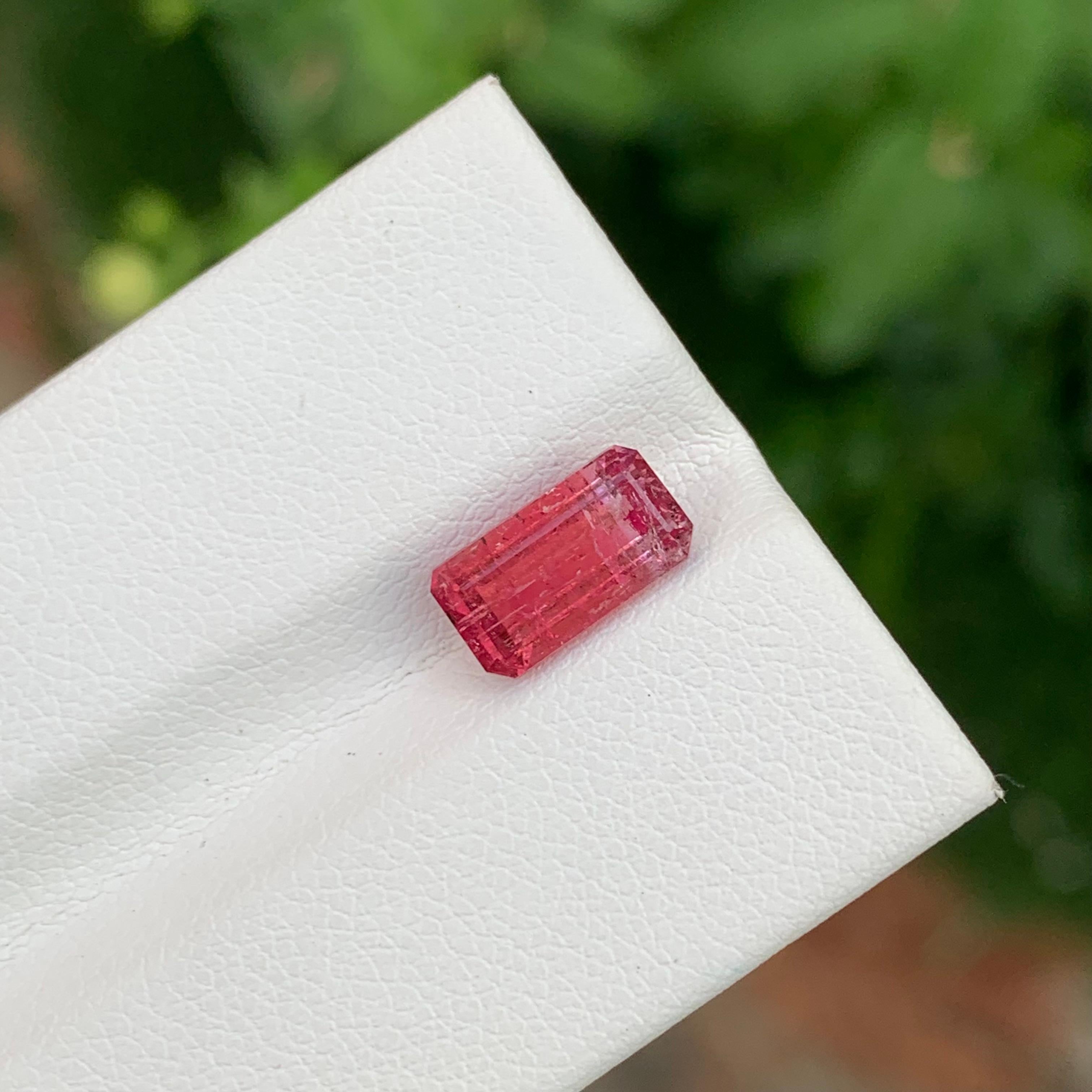 2,05 Karat hübscher loser Rubellit-Turmalin in Smaragdform für Schmuck im Angebot 2