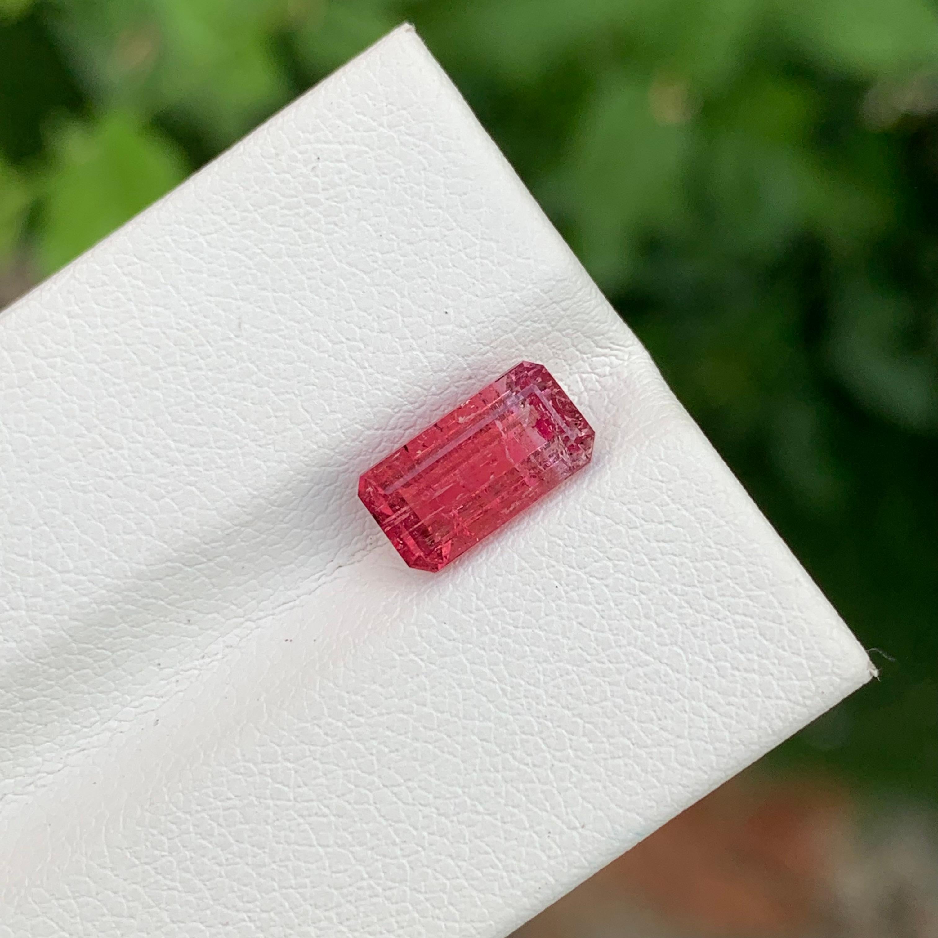 2,05 Karat hübscher loser Rubellit-Turmalin in Smaragdform für Schmuck im Angebot 3