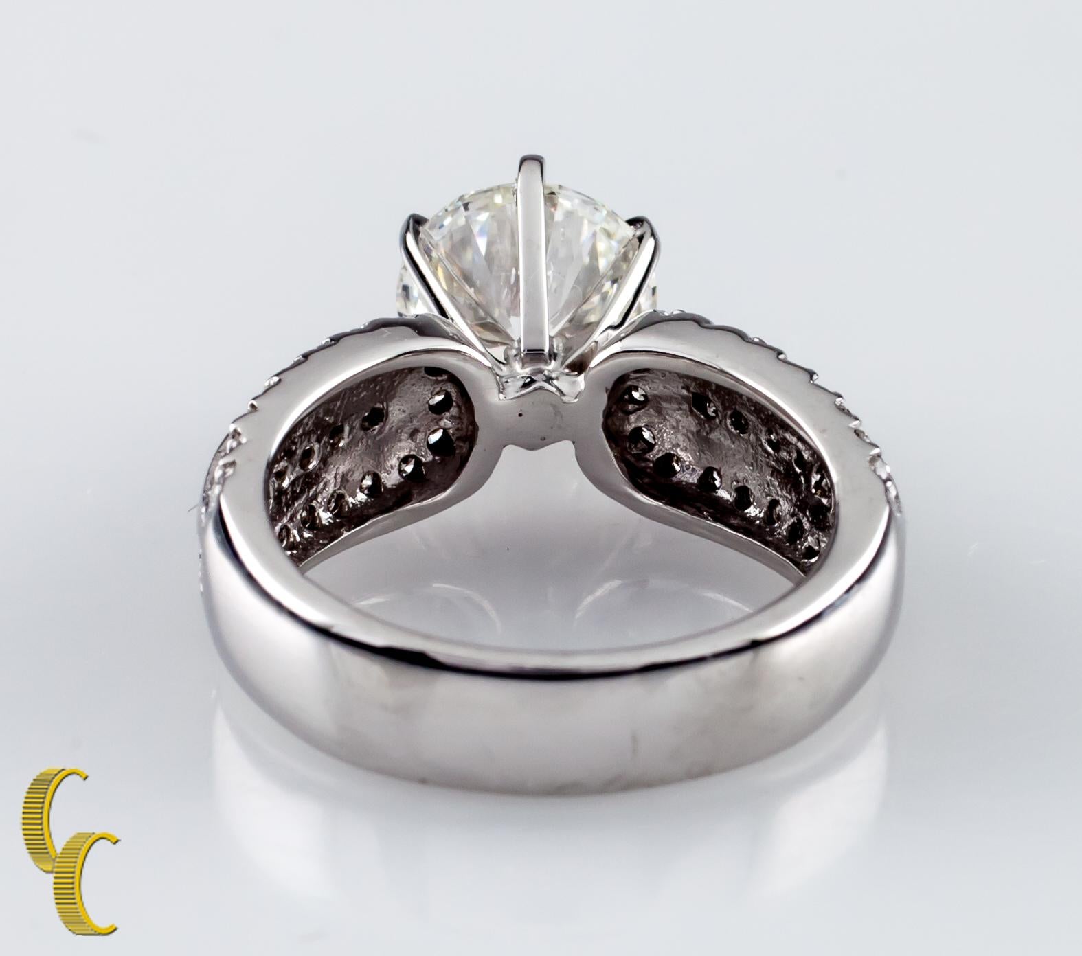 2.05 Carat Round Brilliant Diamond 18 Karat White Gold Engagement Ring In Good Condition In Sherman Oaks, CA