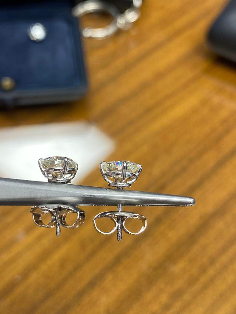Taille ronde Boucles d'oreilles diamant à taille ronde de 2,05 carats en vente