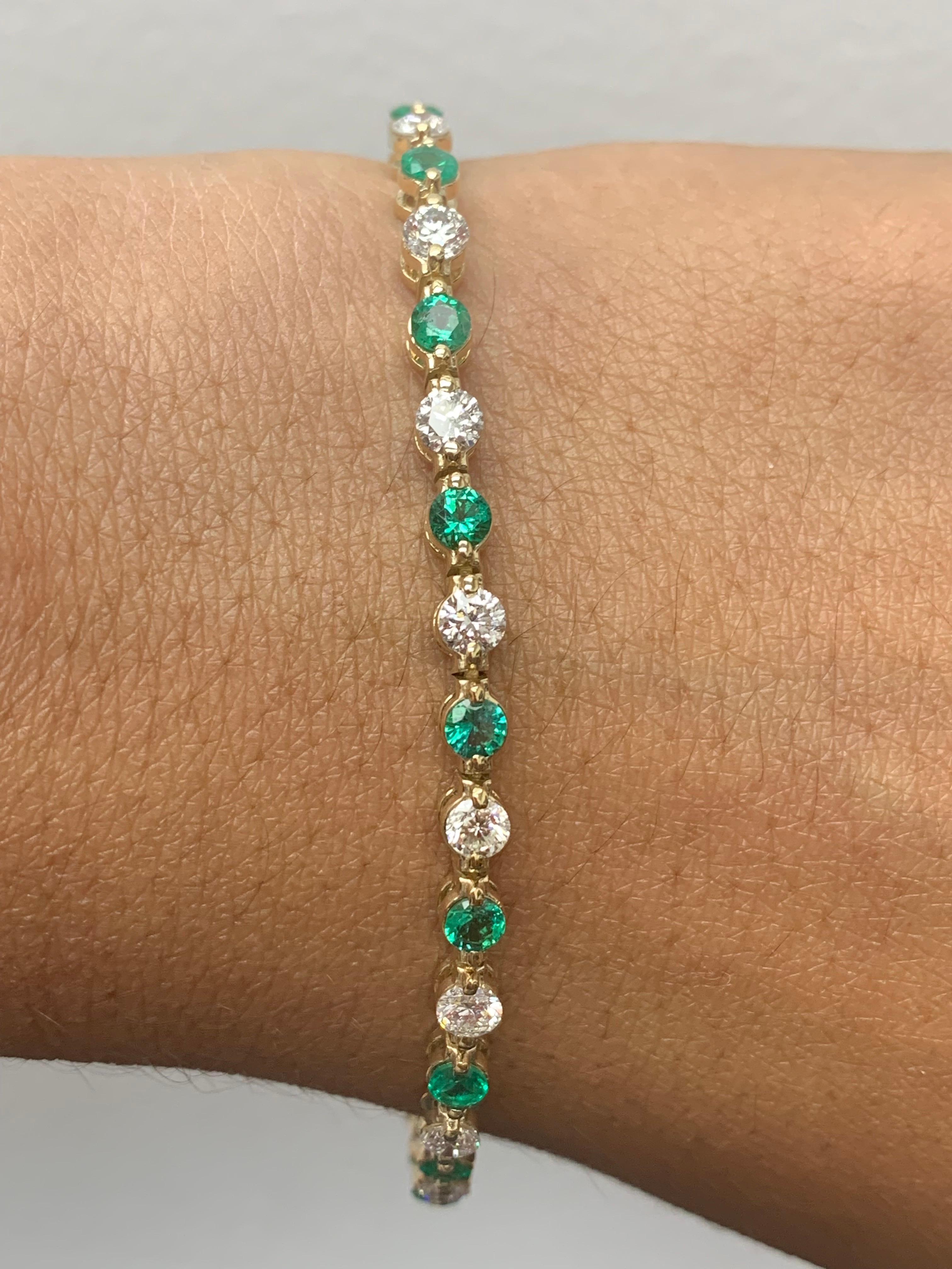 Un superbe bracelet serti de 18 émeraudes vertes luxuriantes pesant 2,05 carats au total. En alternance avec ces émeraudes, 18 diamants ronds étincelants pèsent 2,88 carats au total. Serti en or jaune 14k poli. Double mécanisme de verrouillage pour