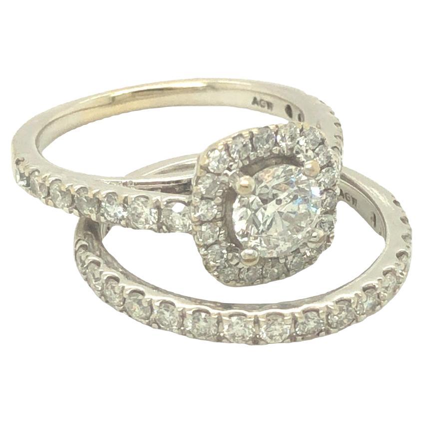 Taille ronde Ensemble bague de fiançailles et anneau de mariage en or blanc 14 carats avec halo de diamants ronds de 2,05 carats au total en vente