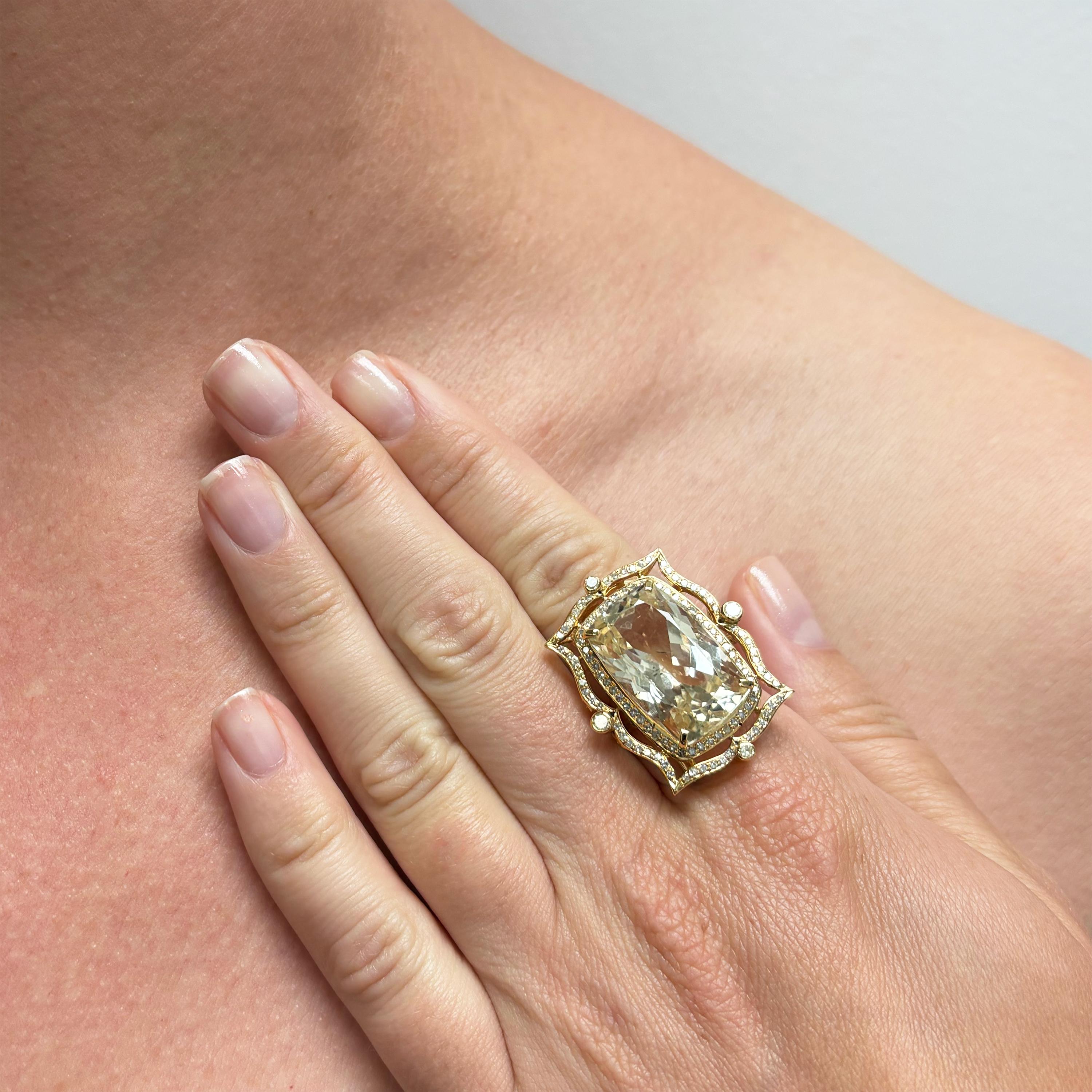 Descrizione
Eccezionale e magnifico Topazio di Champagne di grandi dimensioni incorniciato da un design di ispirazione vittoriana con pavé di diamanti.
Articolo #R166

Materiali e peso
Topazio, 20,5 carati, 20,5x13x9,8, taglio brillante modificato a