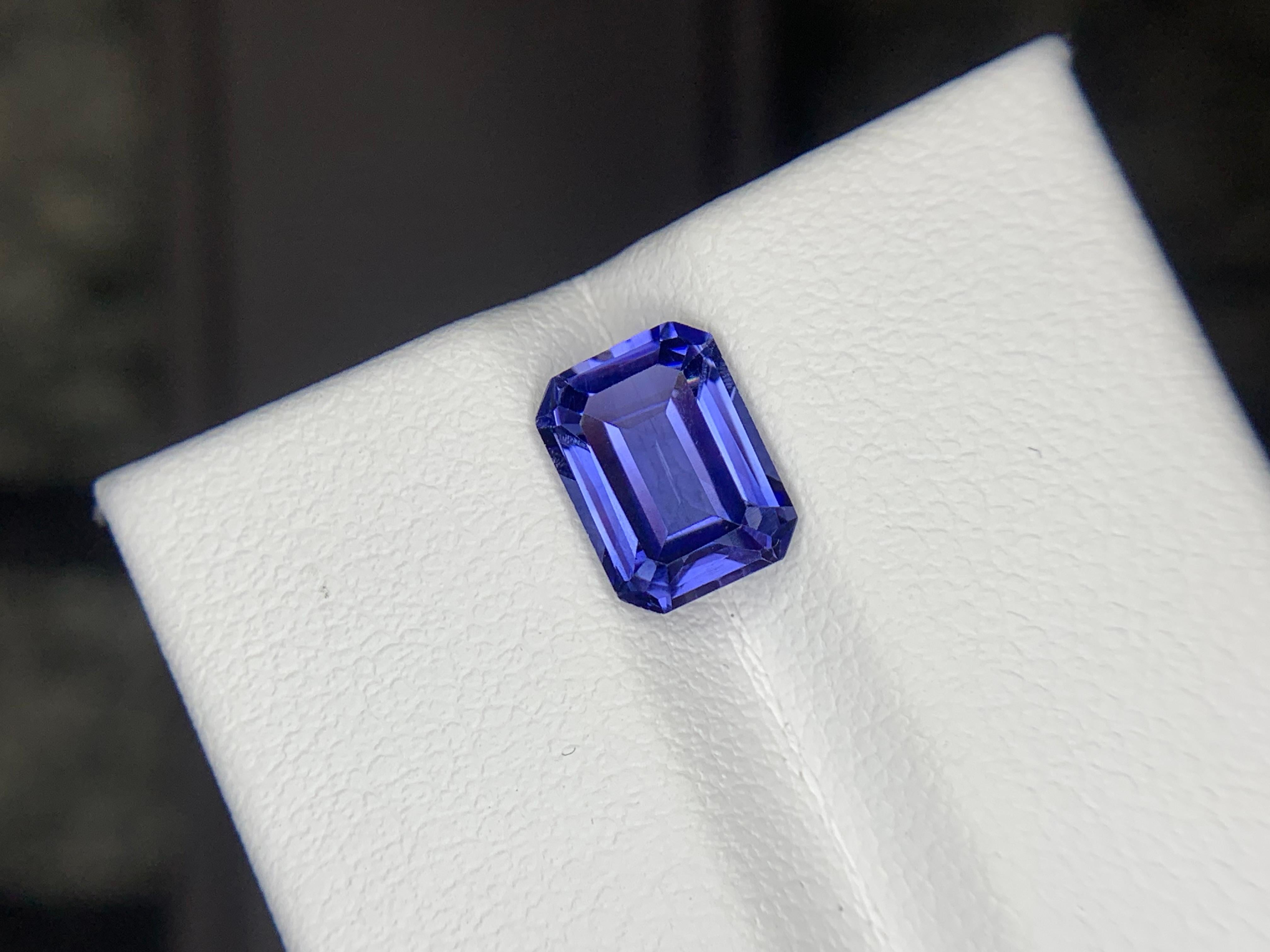 Arts and Crafts 2,05 Carati Nature Gemma di tanzanite sciolta taglio smeraldo in vendita