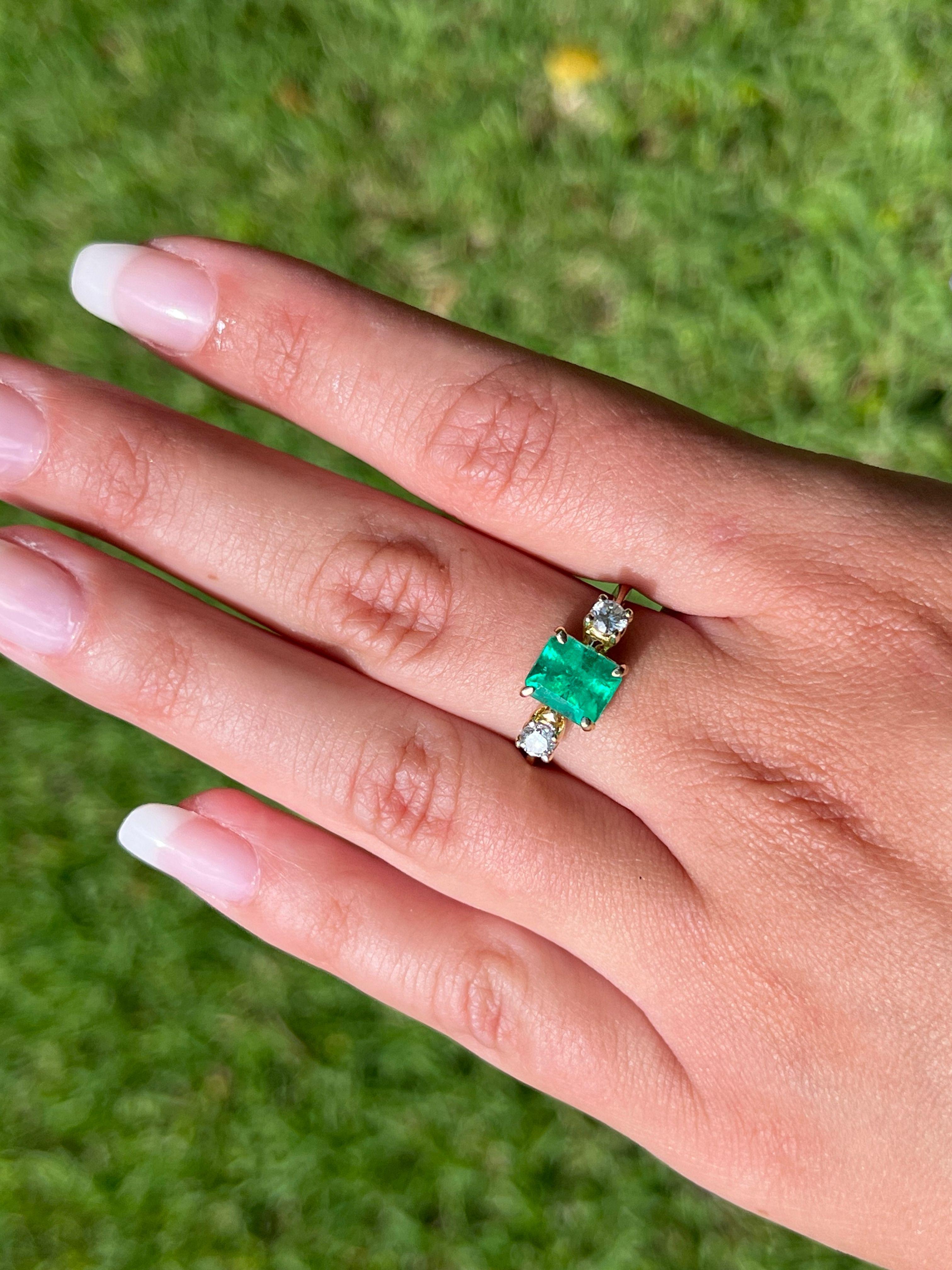 2.05 Colombian Emerald & Diamond Three-Stone Thin Band Ring in 14K Yellow Gold In New Condition For Sale In Miami, FL