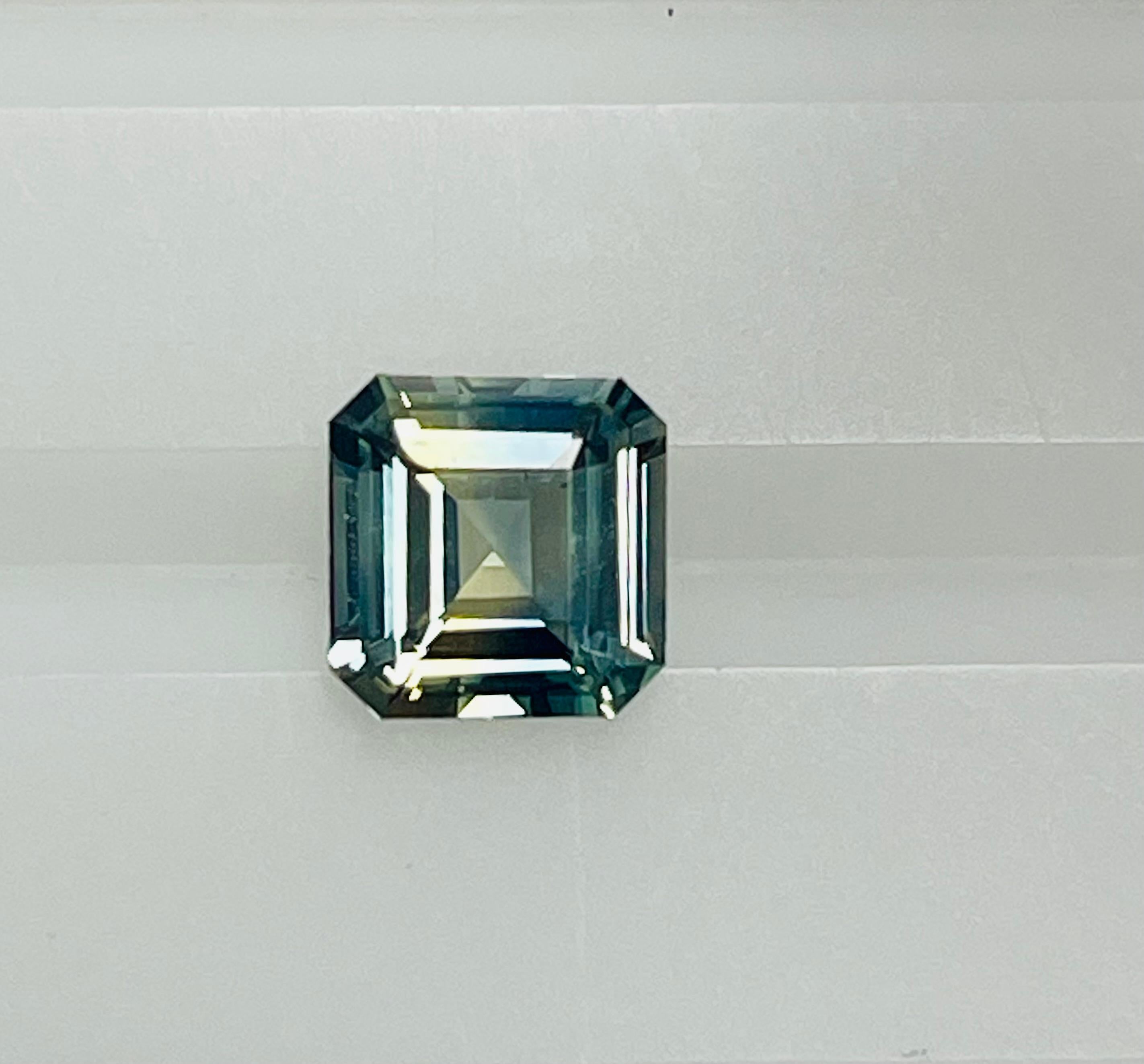 Ce saphir carré de 2,05 carats présente un mélange de couleurs bleues, vertes et jaunes dans une taille, une forme et une luminosité exceptionnelles. Ce mélange de couleurs, de clarté et de taille en fait un saphir très inhabituel de grande qualité.