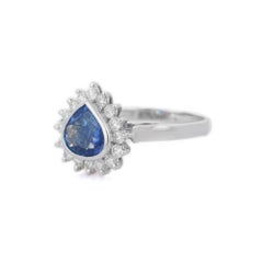 Bague de fiançailles en or blanc 18 carats avec saphir bleu de 2,05 carats et halo de diamants