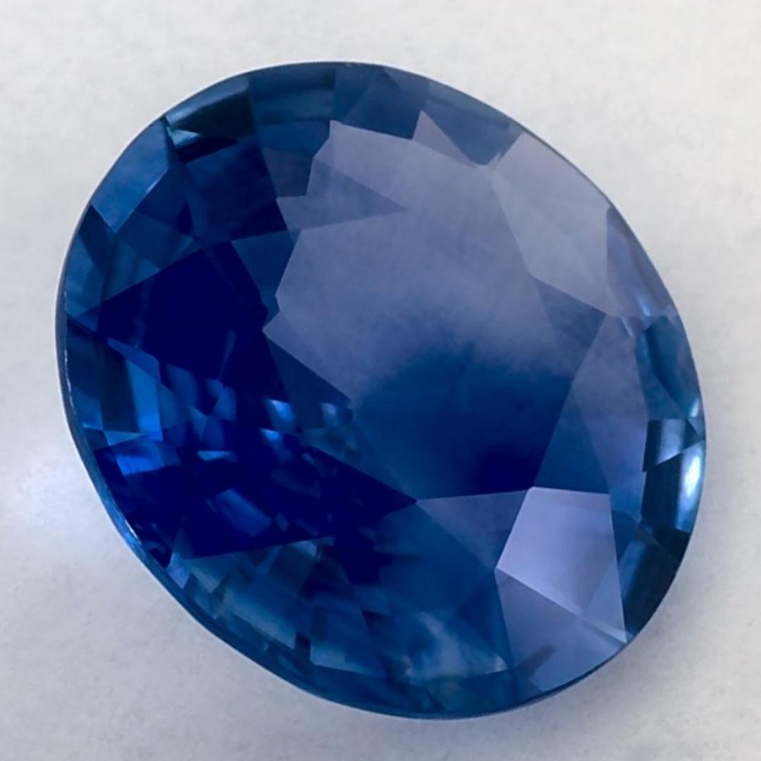 Pierre de naissance très précieuse du mois de septembre, d'un bleu ravissant. On pense qu'ils apportent chance et fortune dans la vie.
Explorez la vibrante collection d'émeraudes, de rubis et de saphirs de notre magasin, disponibles sous forme de