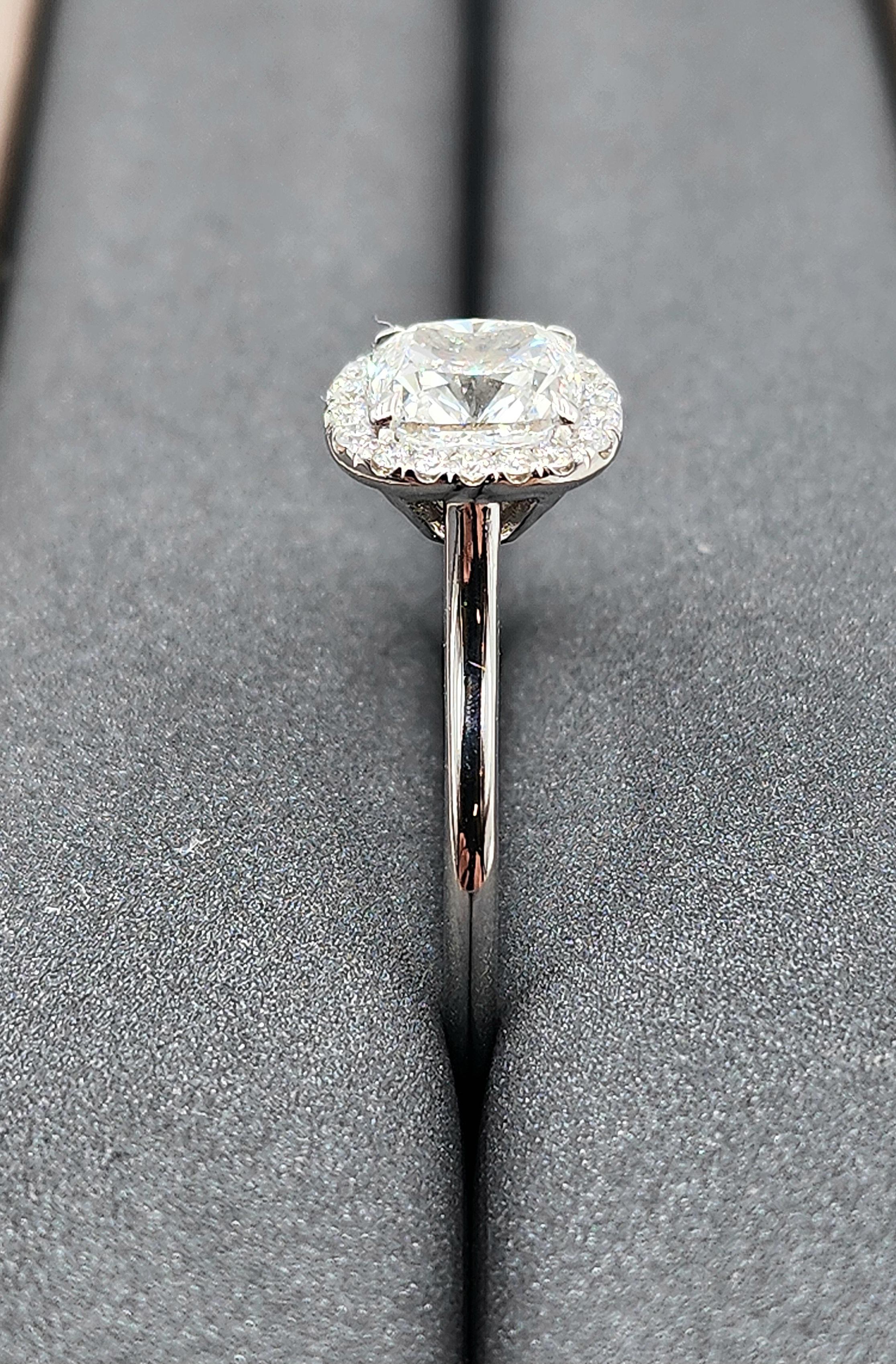 2.05 ct GIA Certified Diamond Halo Ring Corte cojín en venta