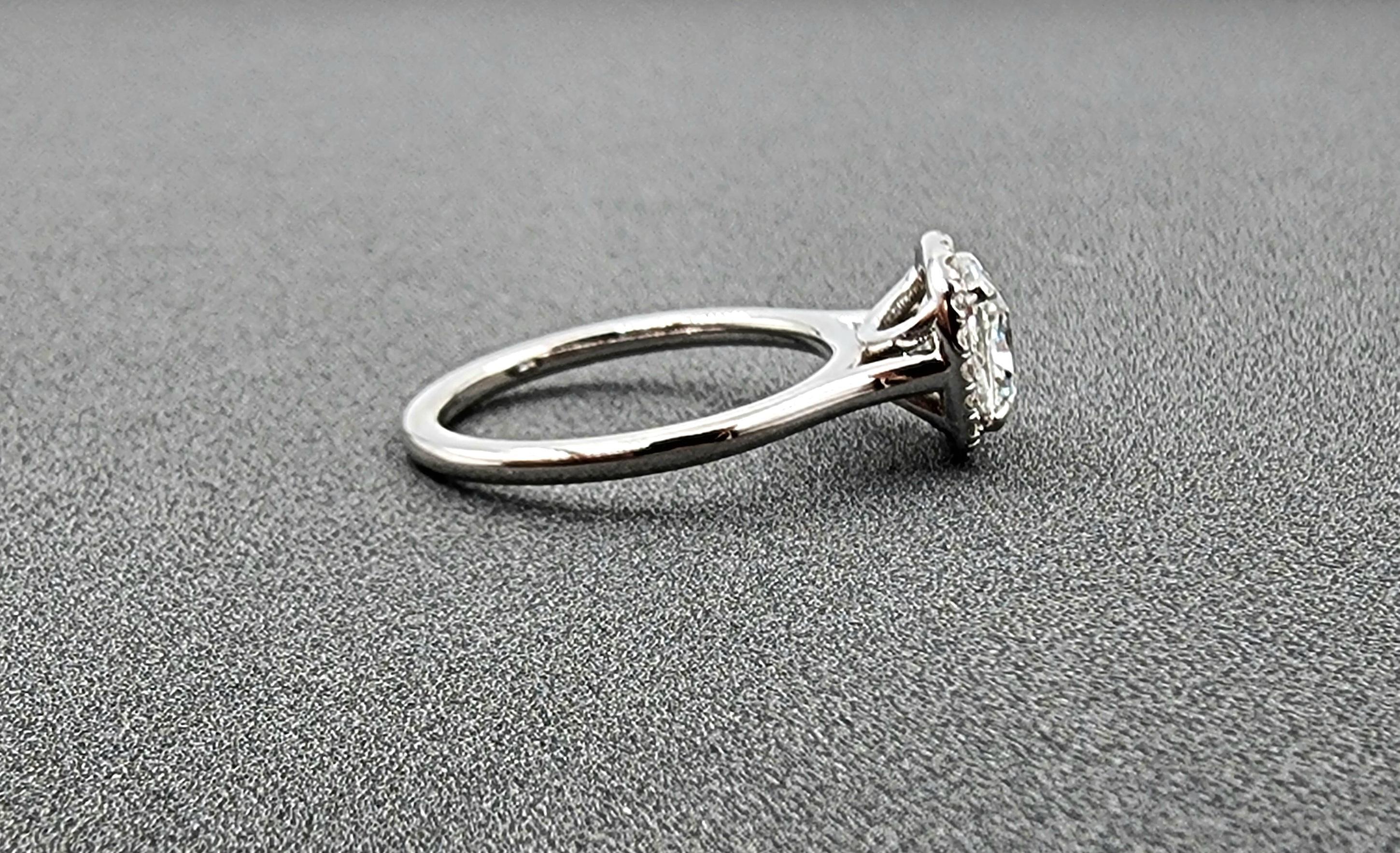 Femenino o masculino 2.05 ct GIA Certified Diamond Halo Ring en venta