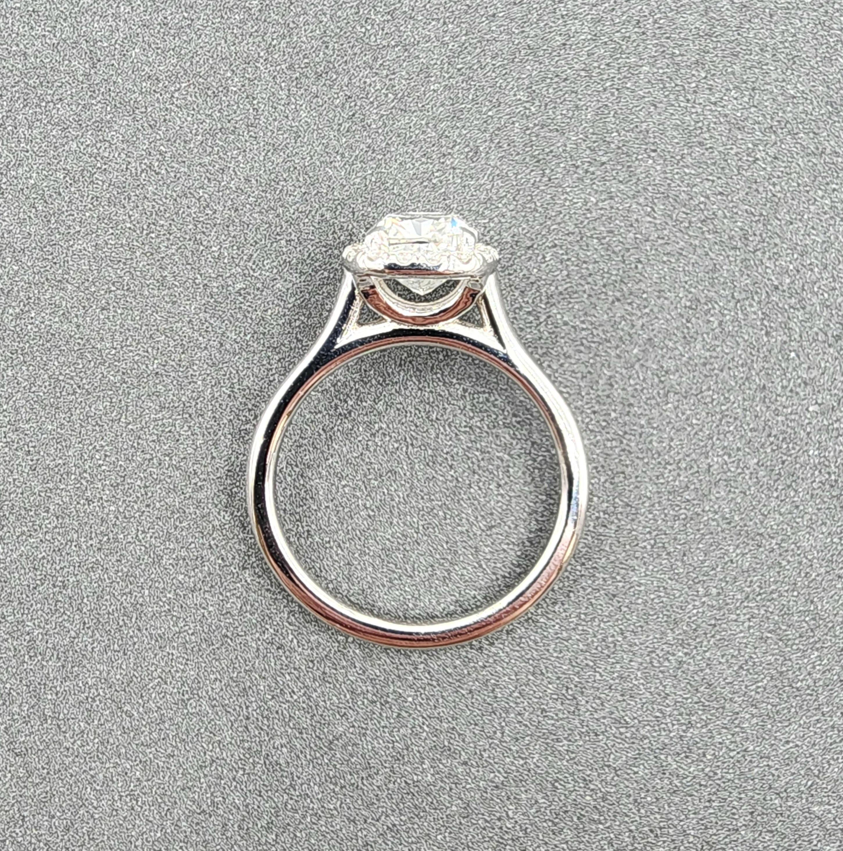2.05 ct GIA Certified Diamond Halo Ring en venta 1