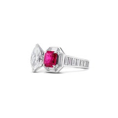 2,05 Karat "vibrant" roter, nicht erhitzter Mosambik-Rubin und Marquise-Diamant-Ring