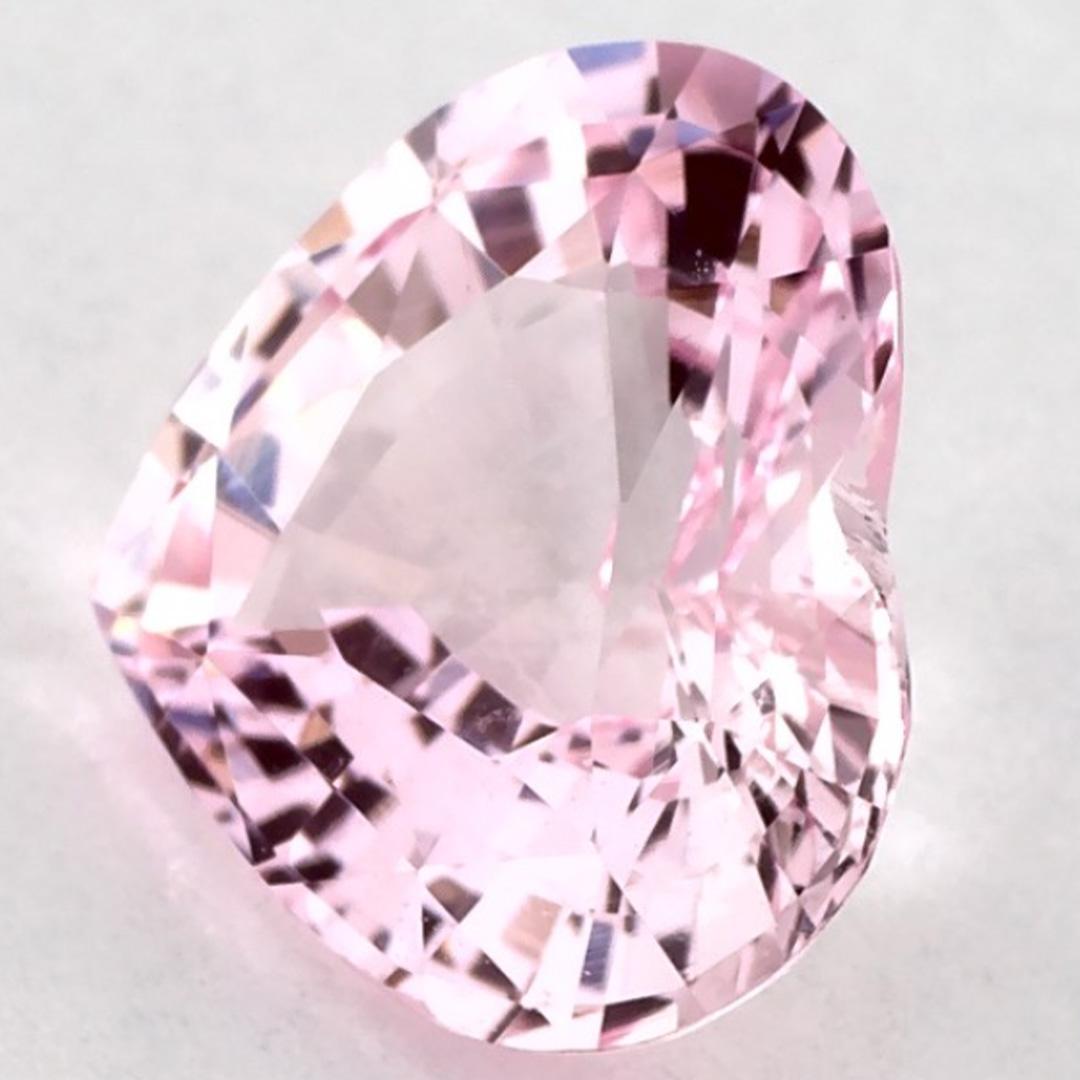 Este zafiro rosa natural ofrece elegancia y sofisticación. Con su rica saturación de color y su corte preciso, es la pieza central perfecta para un anillo de compromiso o un diseño de joyería de lujo.

Este zafiro procede de Sri Lanka (Ceilán),
