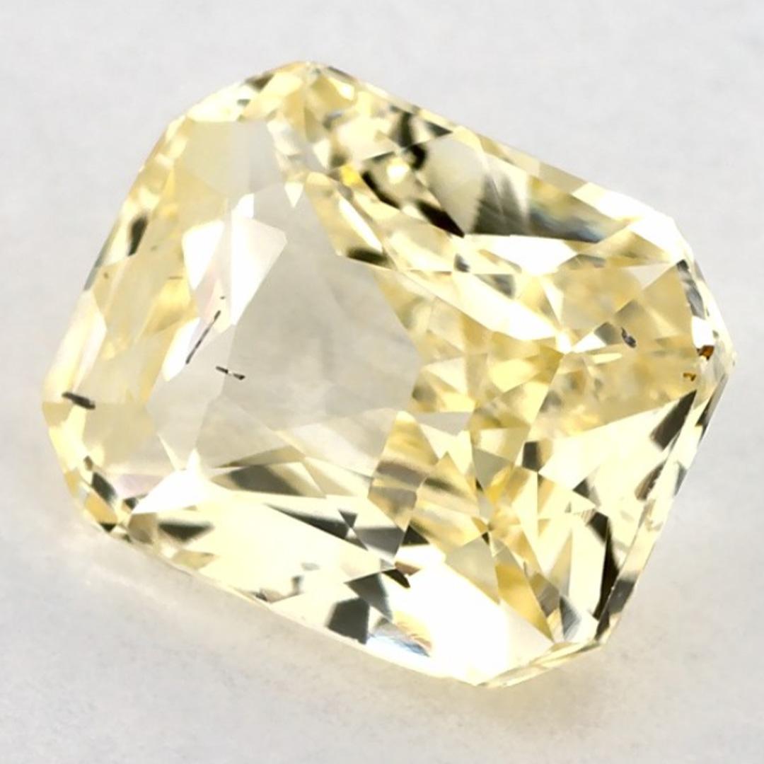 Questo zaffiro giallo naturale offre eleganza e raffinatezza. Con la sua ricca saturazione del colore e il taglio preciso, è il centro perfetto per un anello di fidanzamento o per un design di gioielli di lusso.

Questo zaffiro proviene dallo Sri