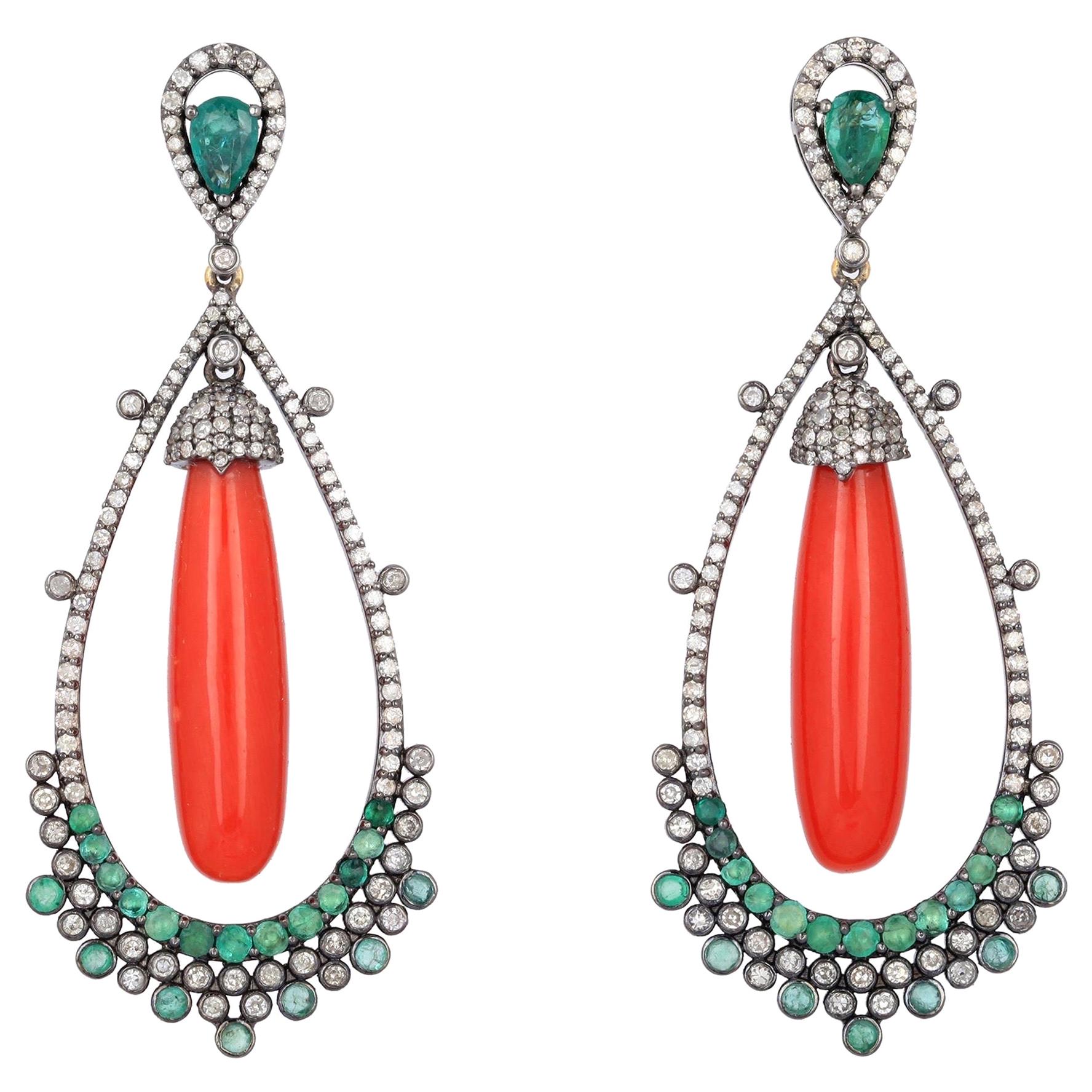 Boucles d'oreilles en corail, émeraudes et diamants de 20,50 carats