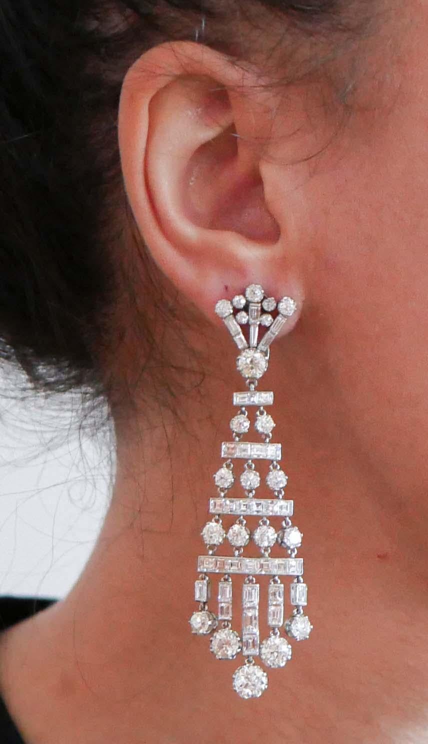 20.50 Carats Old Cut Diamonds Baguette Diamonds, Platinum Chandelier Earrings. In Good Condition For Sale In Marcianise, Marcianise (CE)