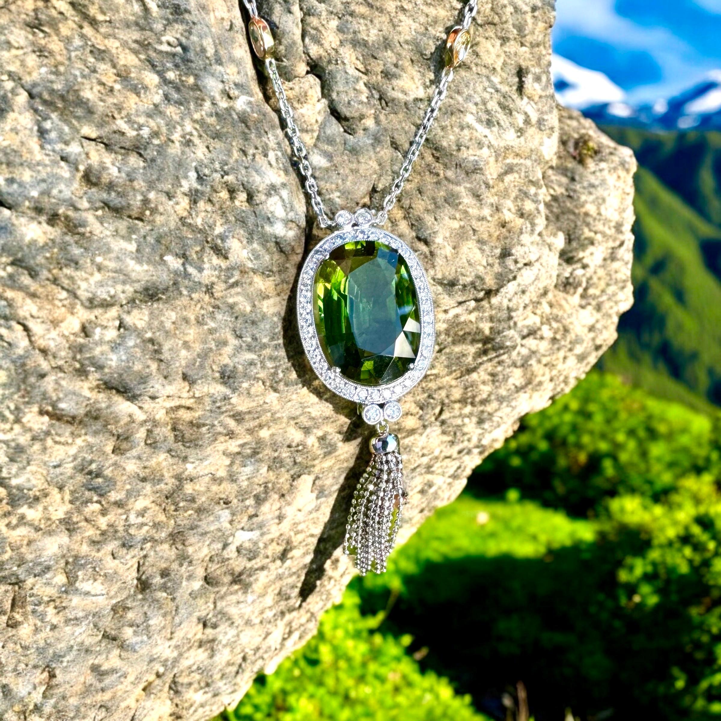 Cautiva con Elegancia Atemporal: El Collar Flor de Peridoto y Diamantes.  

Este exquisito collar es una verdadera obra maestra del diseño de joyería fina. La vibrante piedra de peridoto verde es la protagonista, su talla brillante refracta la luz y