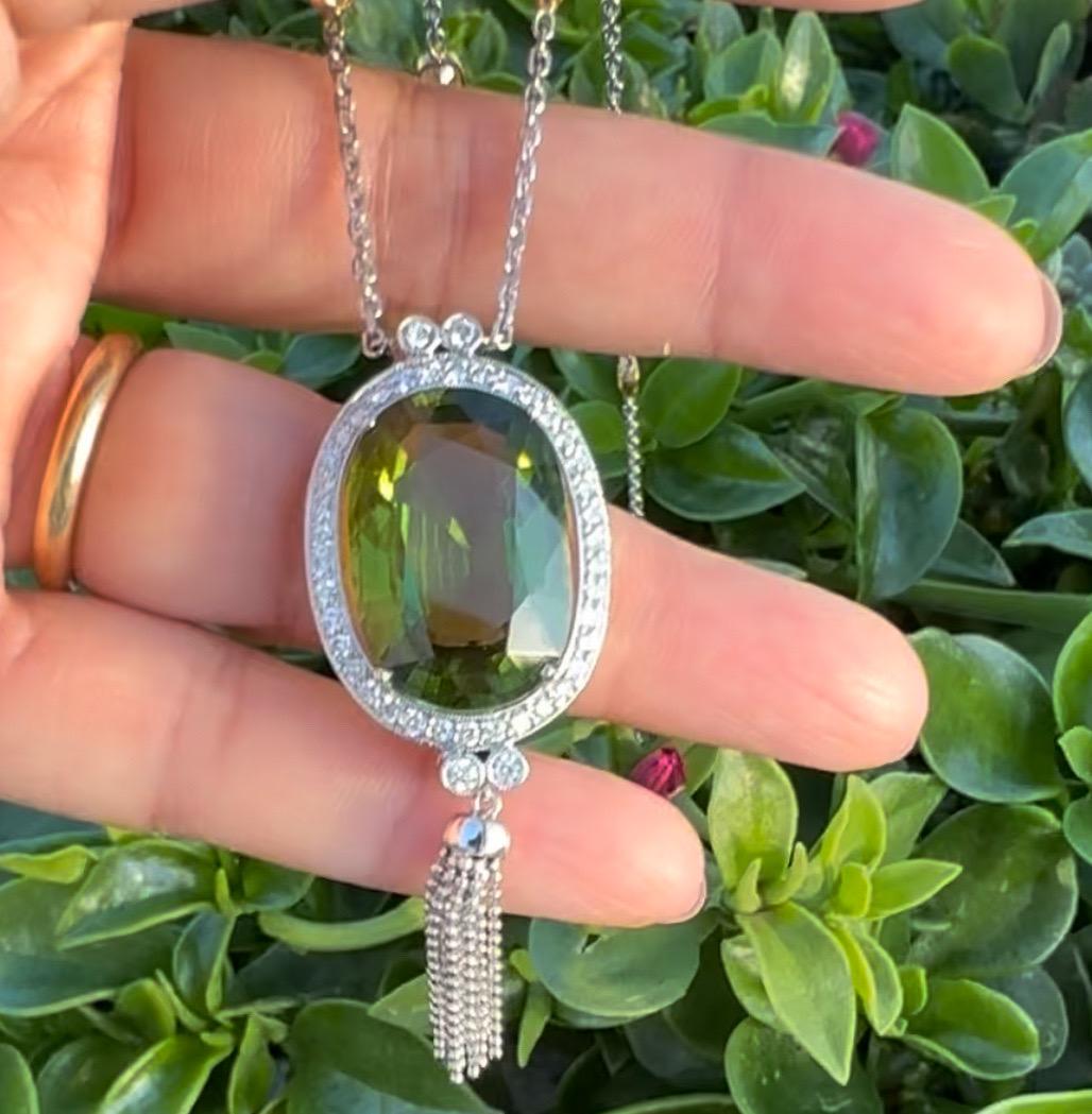 Collar de gota de peridoto y diamantes de 20,55 quilates Art Decó en venta