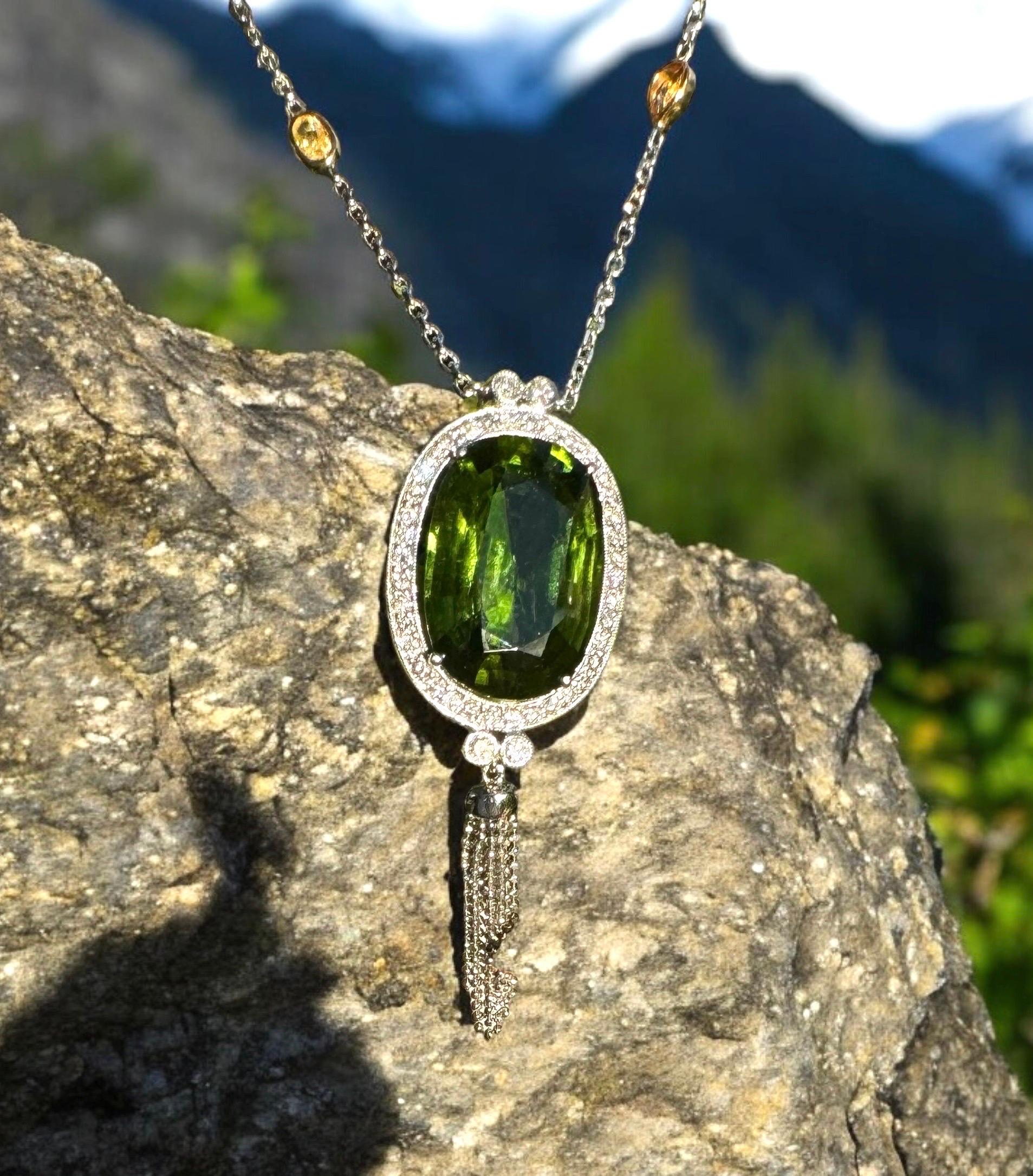 Collar de gota de peridoto y diamantes de 20,55 quilates Corte oval en venta