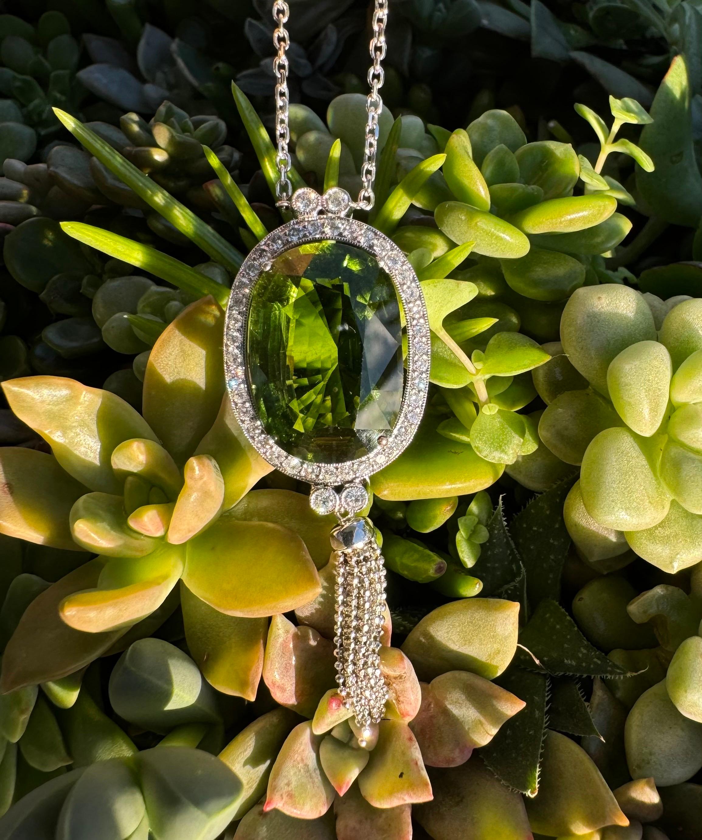 Femenino o masculino Collar de gota de peridoto y diamantes de 20,55 quilates en venta