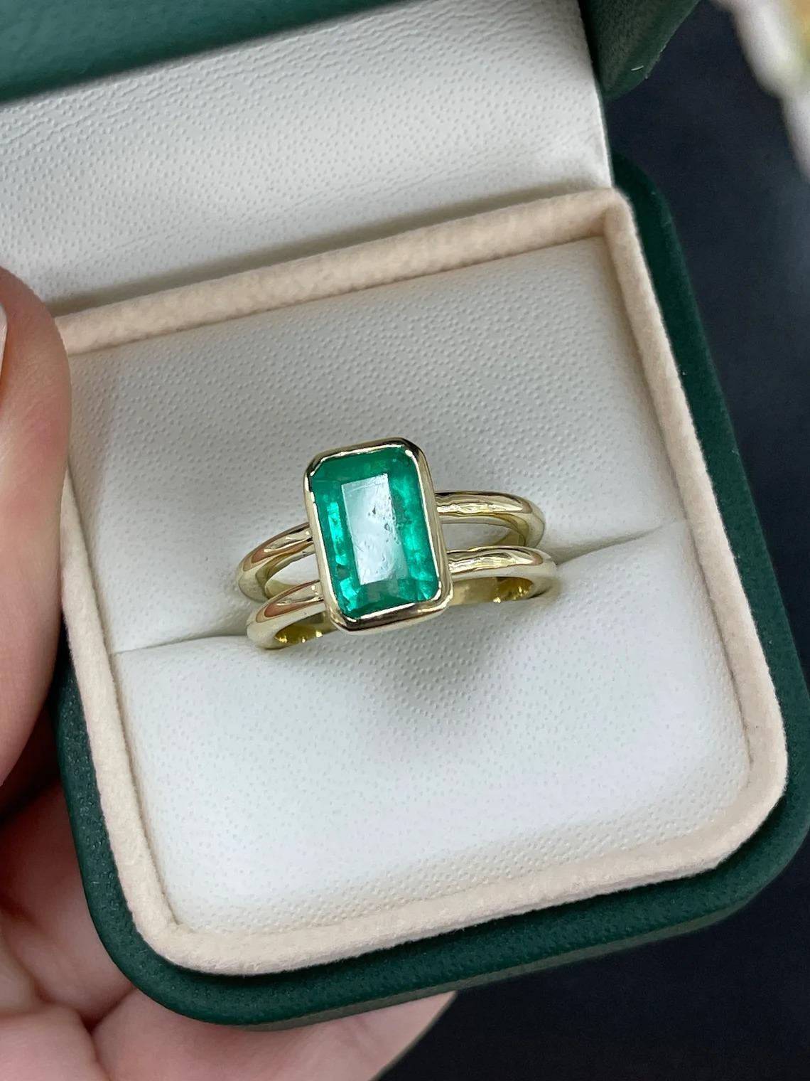 Women's or Men's 2.05ct 14K Emerald Cut Colombian Emerald Bezel Solitaire Split Shank Gold Ring For Sale