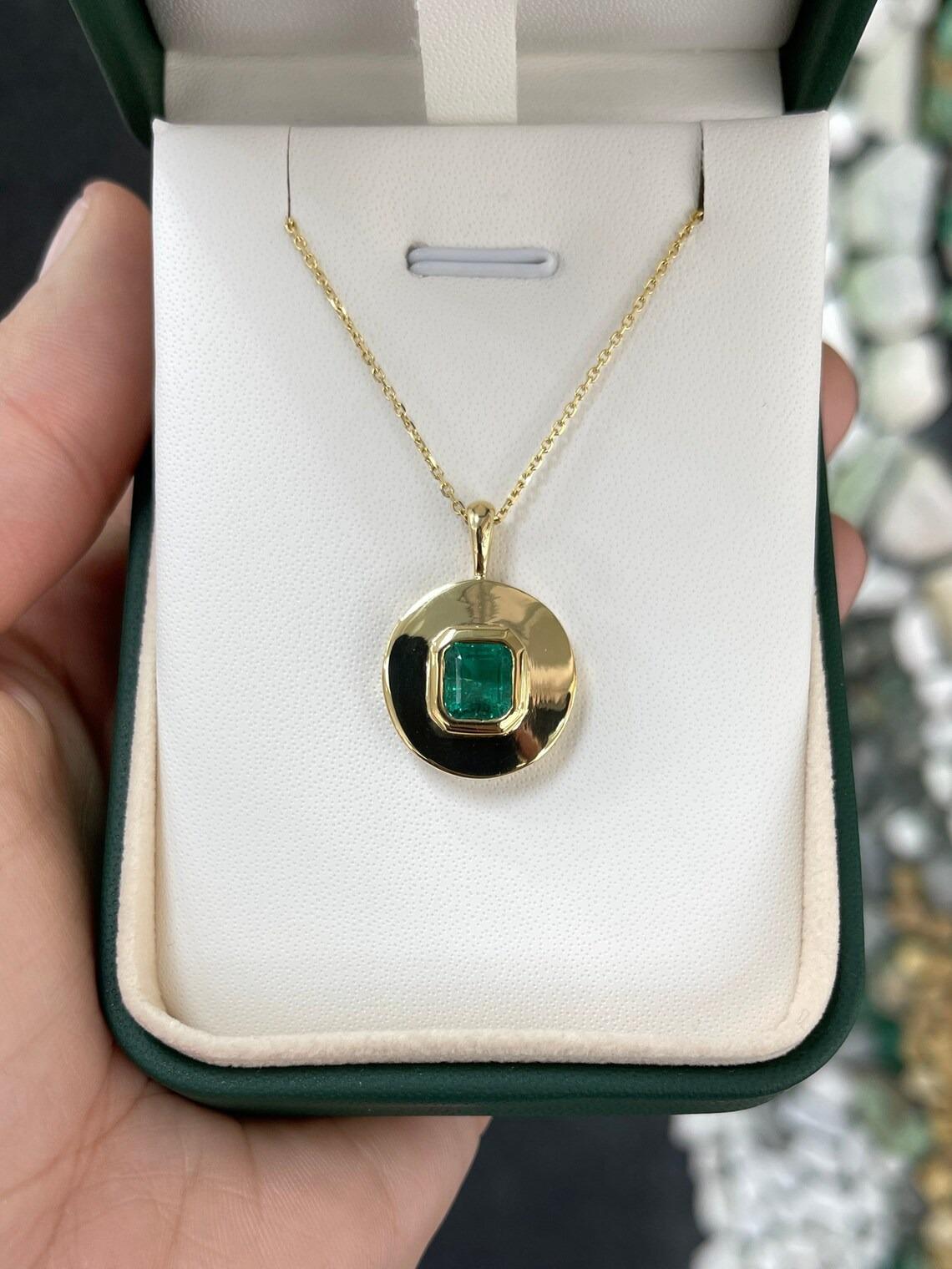 Modern 2.05ct 18K Asscher Cut Emerald Bezel Set in Round Gypsy 585 Gold Pendant Necklac For Sale