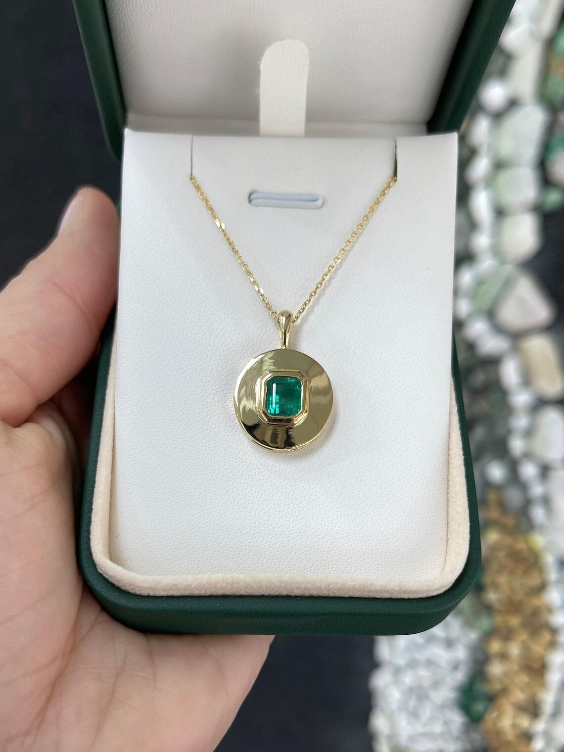 2.05ct 18K Asscher Cut Emerald Bezel Set in Round Gypsy 585 Gold Pendant Necklac For Sale 1