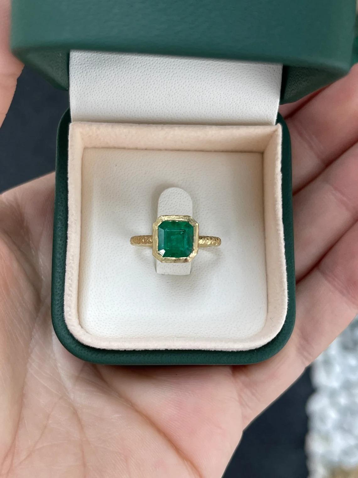 2.05ct 18K Fine Quality Rich Green Asscher Cut Emerald Matter Hammer Gold Finish For Sale 2