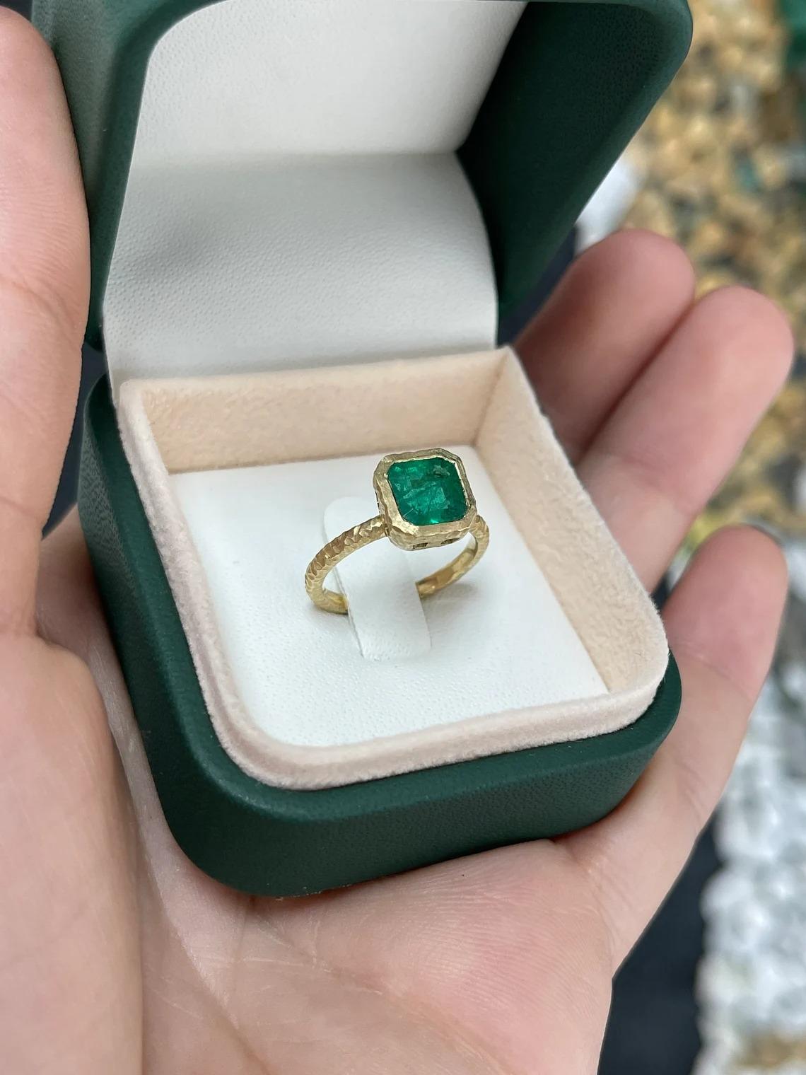 2.05ct 18K Fine Quality Rich Green Asscher Cut Emerald Matter Hammer Gold Finish For Sale 3