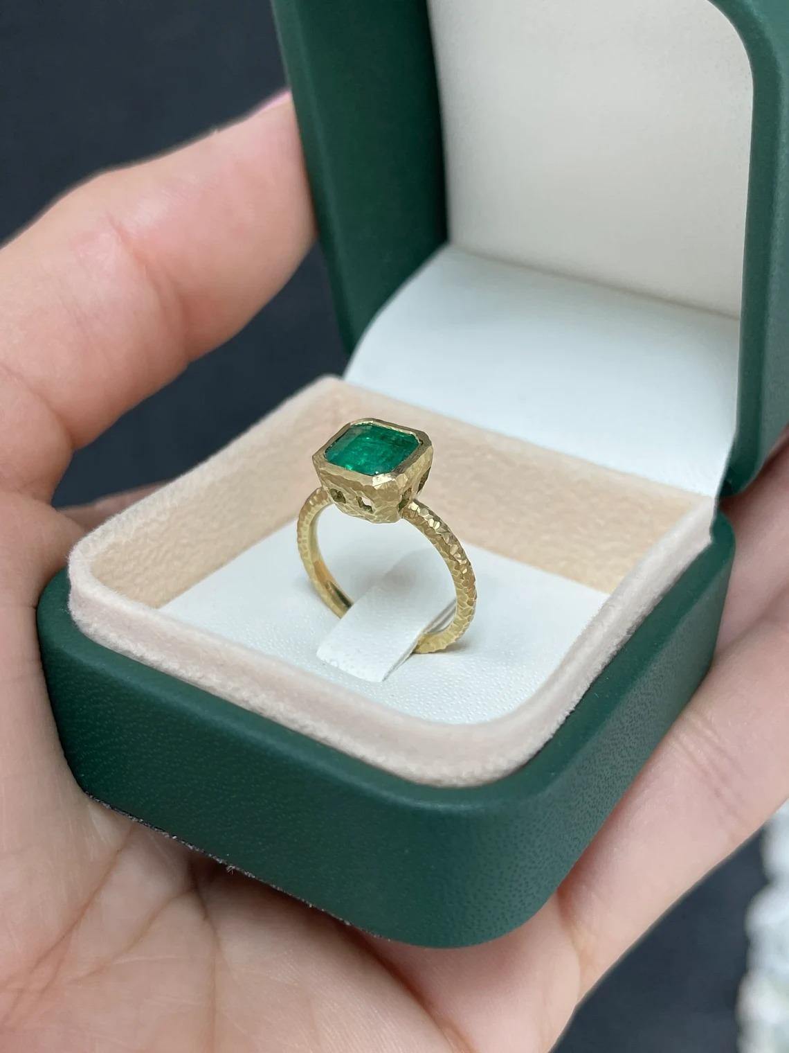 2.05ct 18K Fine Quality Rich Green Asscher Cut Emerald Matter Hammer Gold Finish For Sale 4